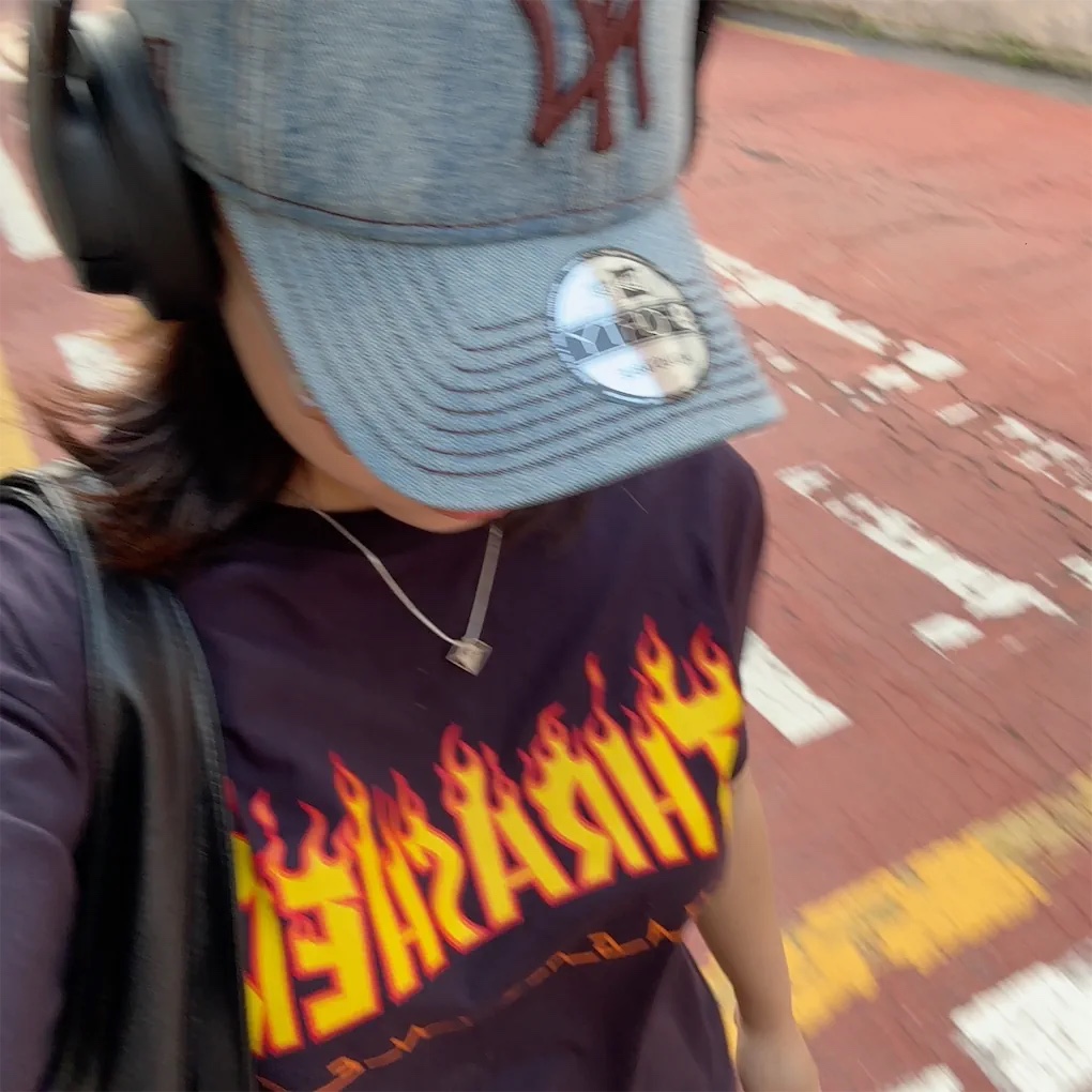 THRASHER Flame Short Sleeve T-Shirt Dark Navy, New Era MLB New York Yankees Denim Series Unstructured Ball Cap Blue 착용 스타일