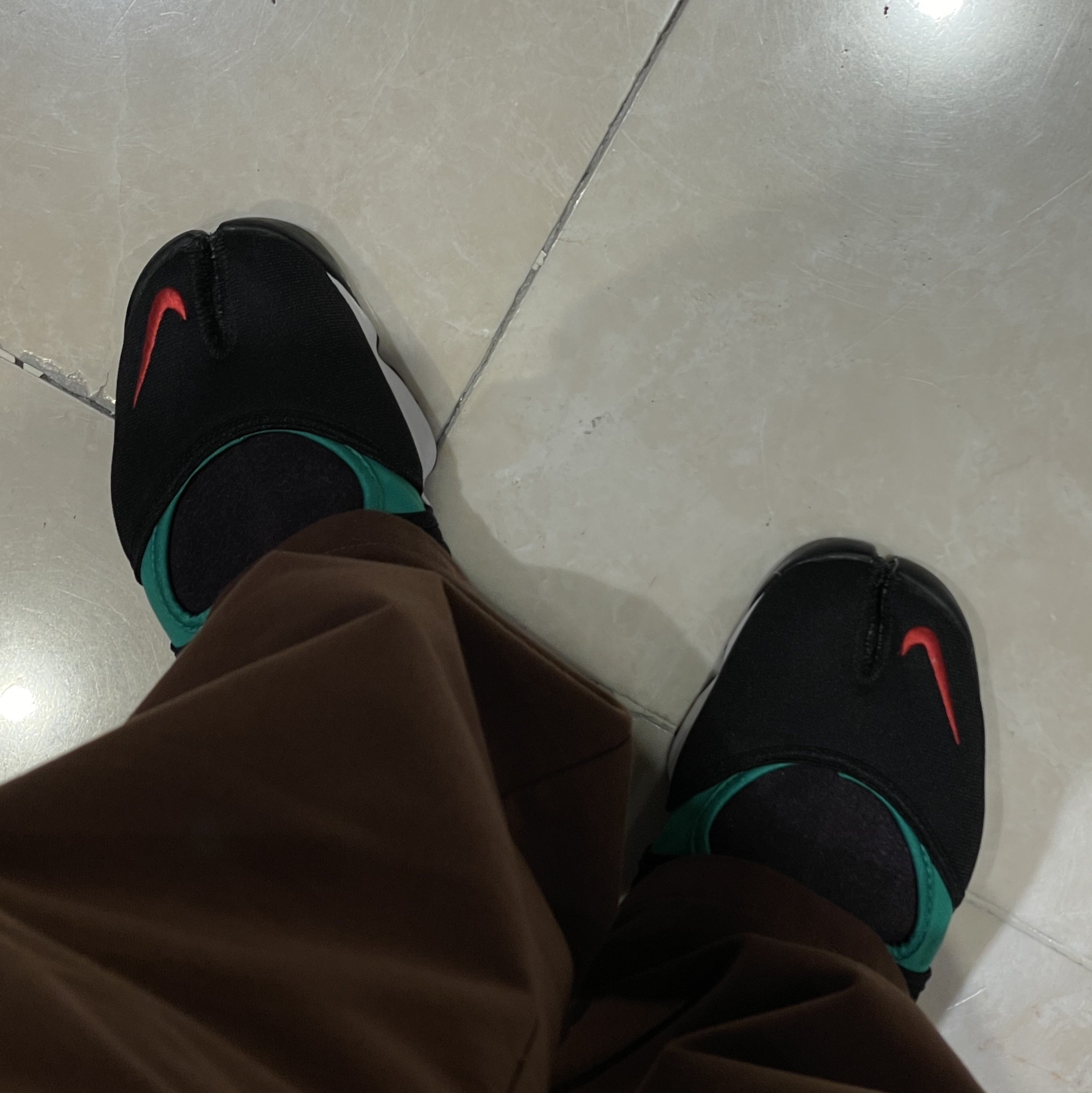 (W) Nike Air Rift University Red and Stadium Green, Supreme Work Pant Brown - 24SS 착용 스타일