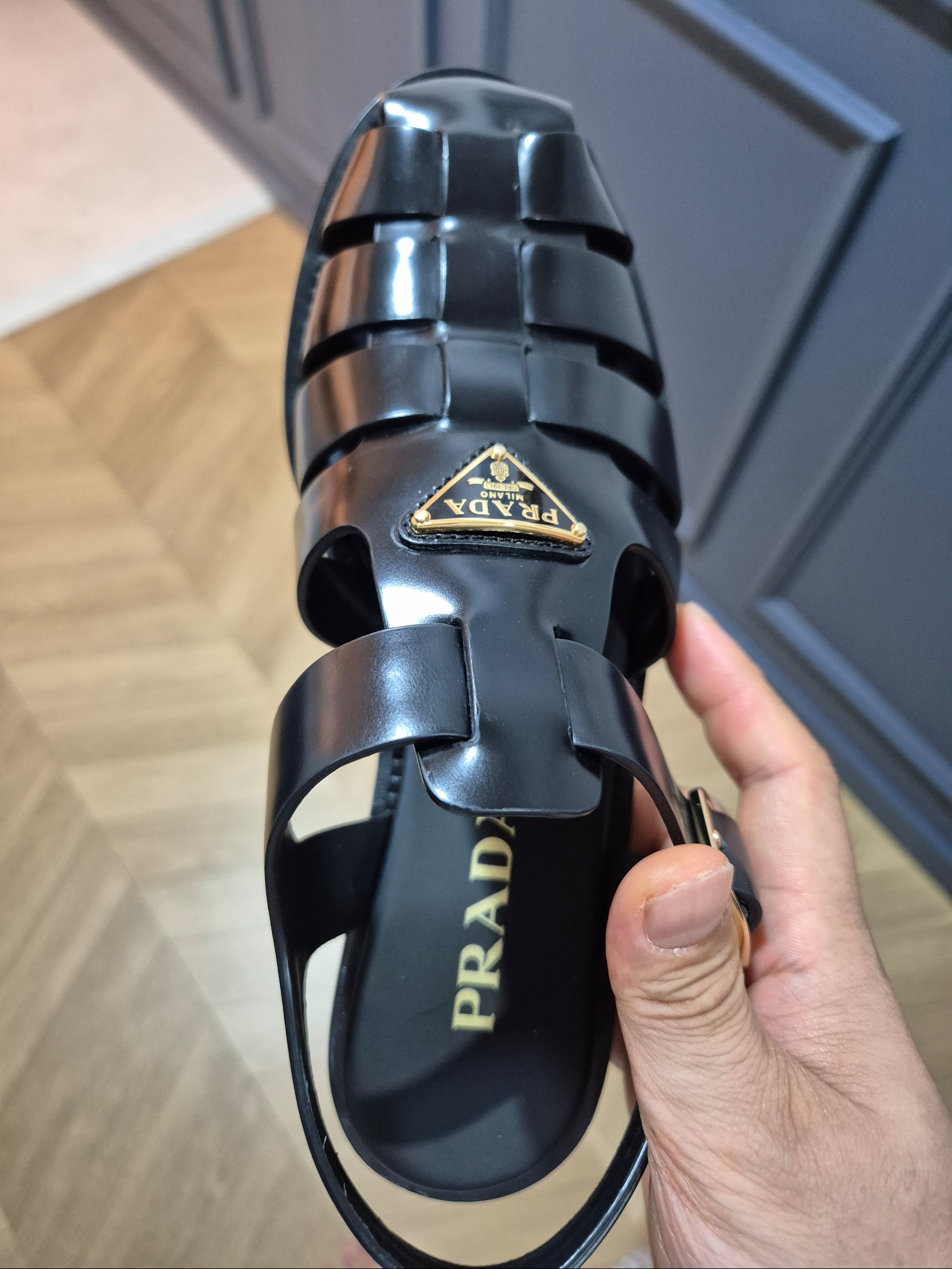(W) Prada Brushed Leather Fisherman Sandals Black 착용 스타일