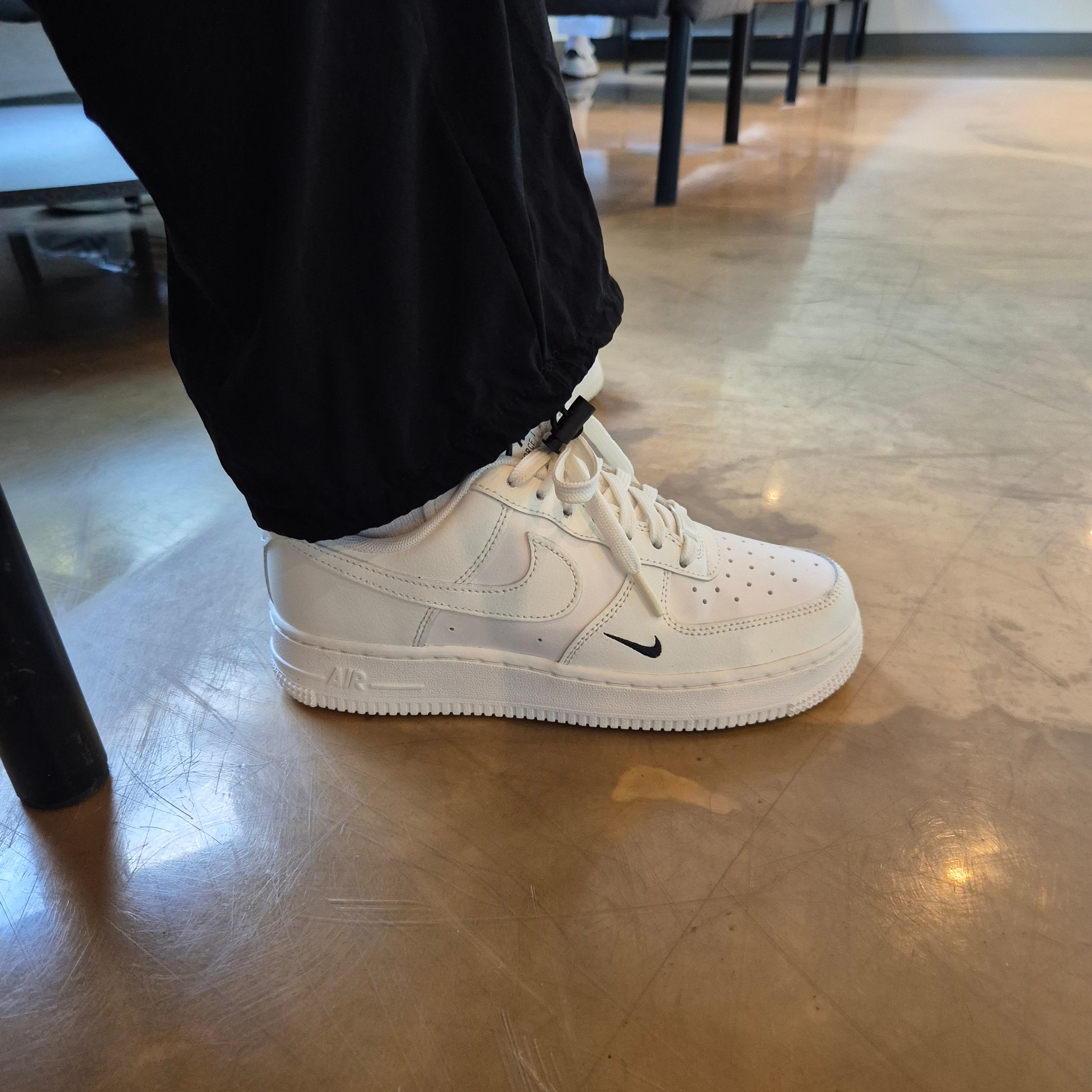 (W) Nike Air Force 1 '07 Essential TRK3 Sail 착용 스타일 - 1