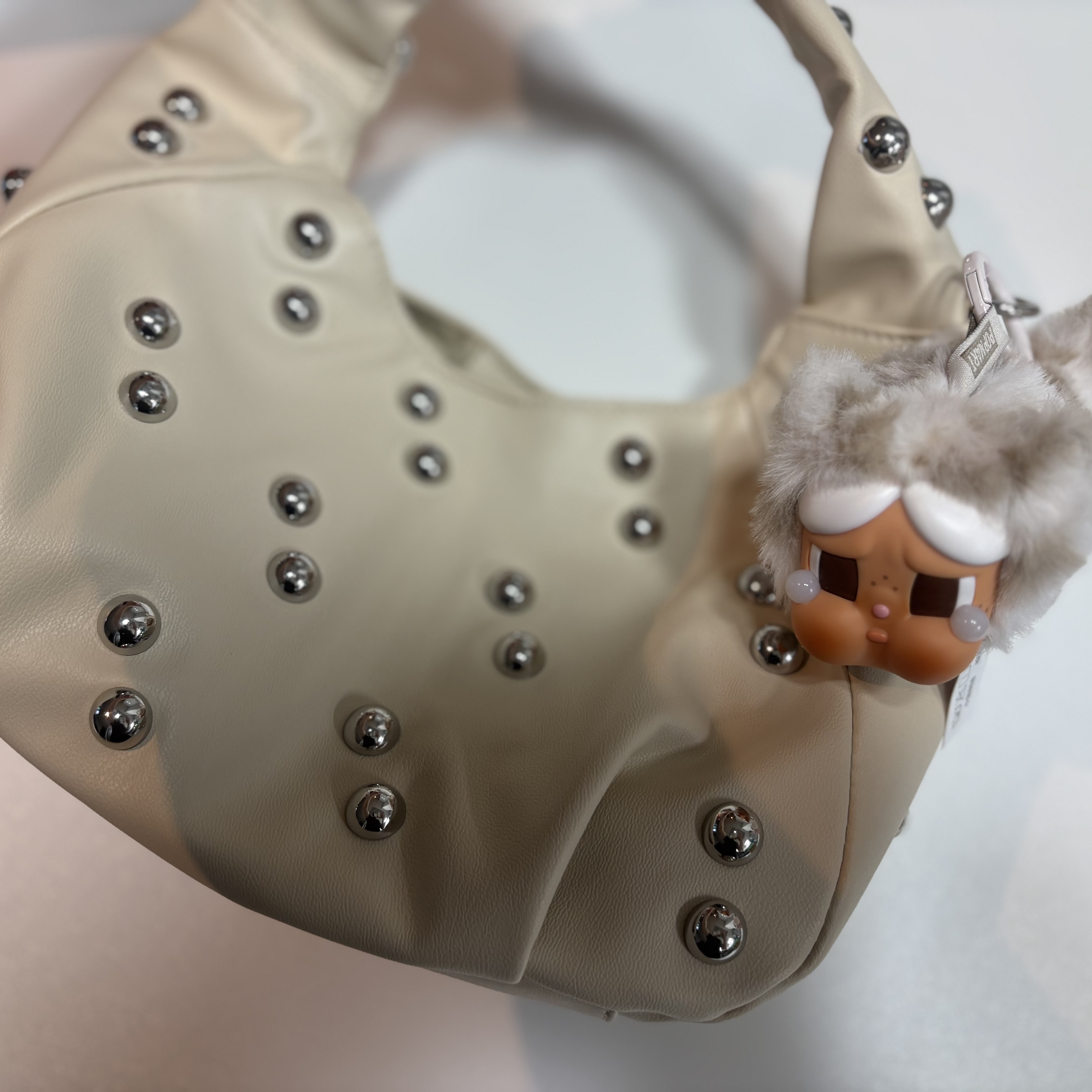 Pop Mart Crybaby Wild But Cutie Series Vinyl Plush Pendant (1 Blind Box), Monchhichi SS Boy Key Chain Brown 착용 스타일 - 3