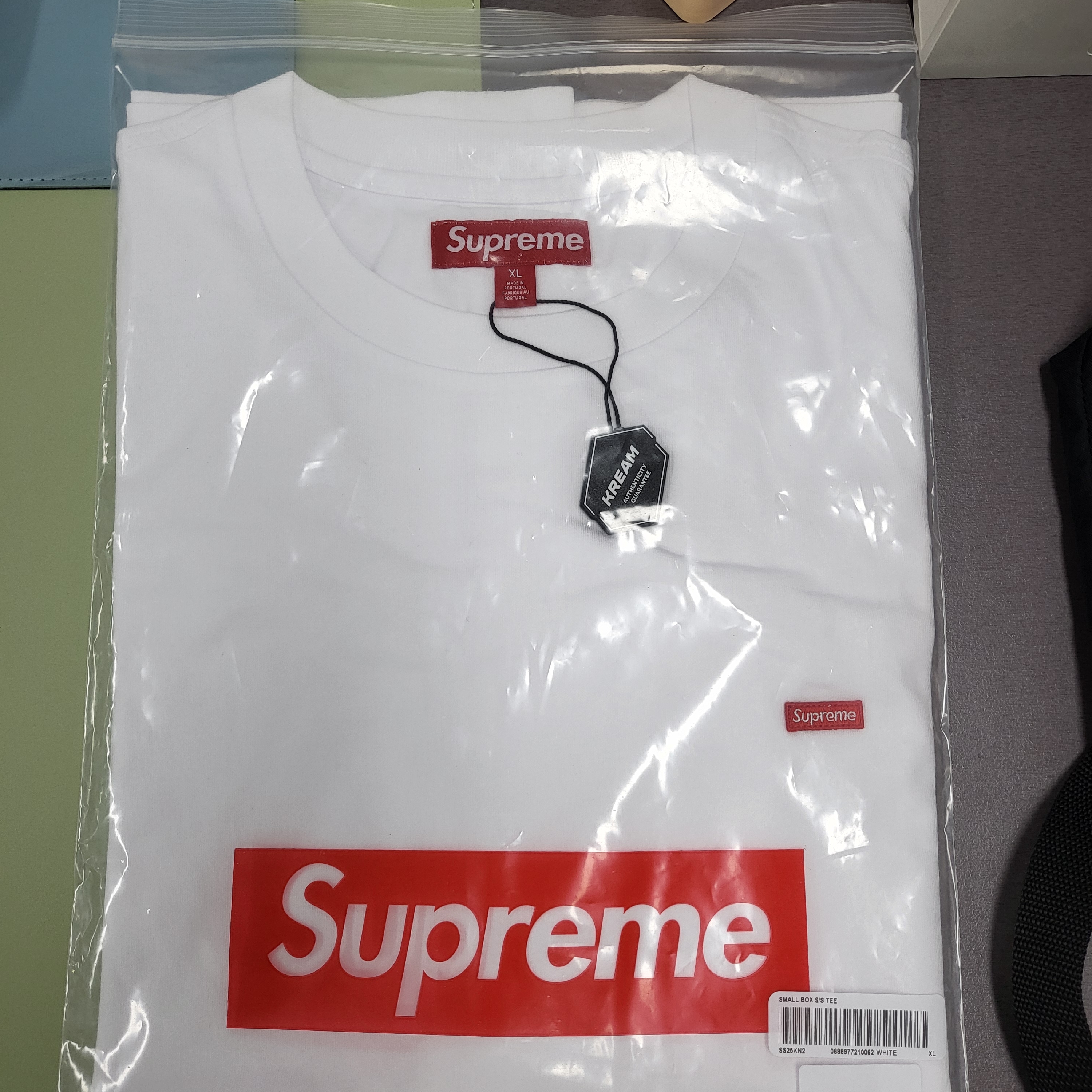 Supreme Small Box T-Shirt White - 25SS 착용 스타일