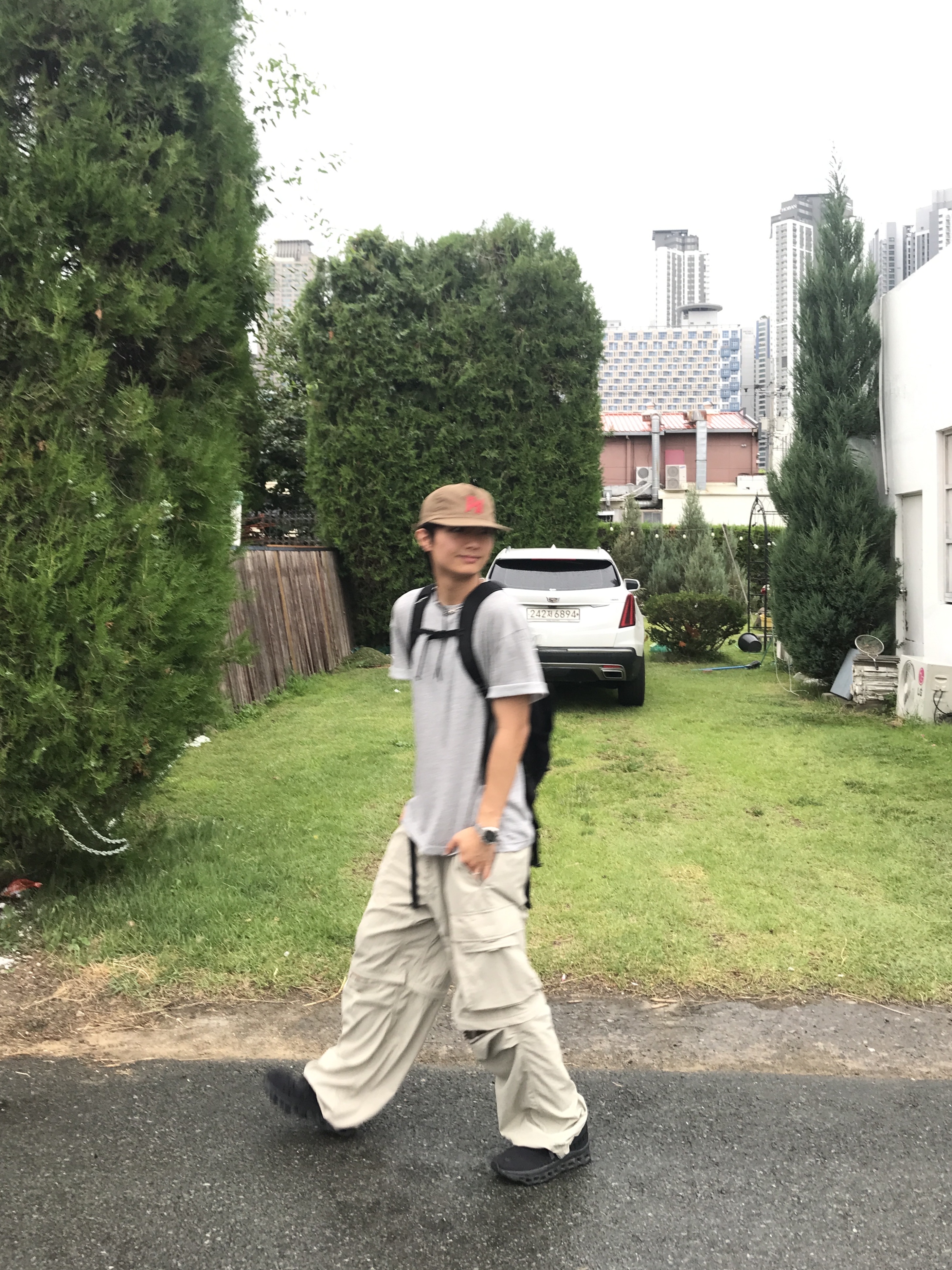 On Running Cloudmonster All Black, Salomon Trailblazer 20 Black 착용 스타일 - 6