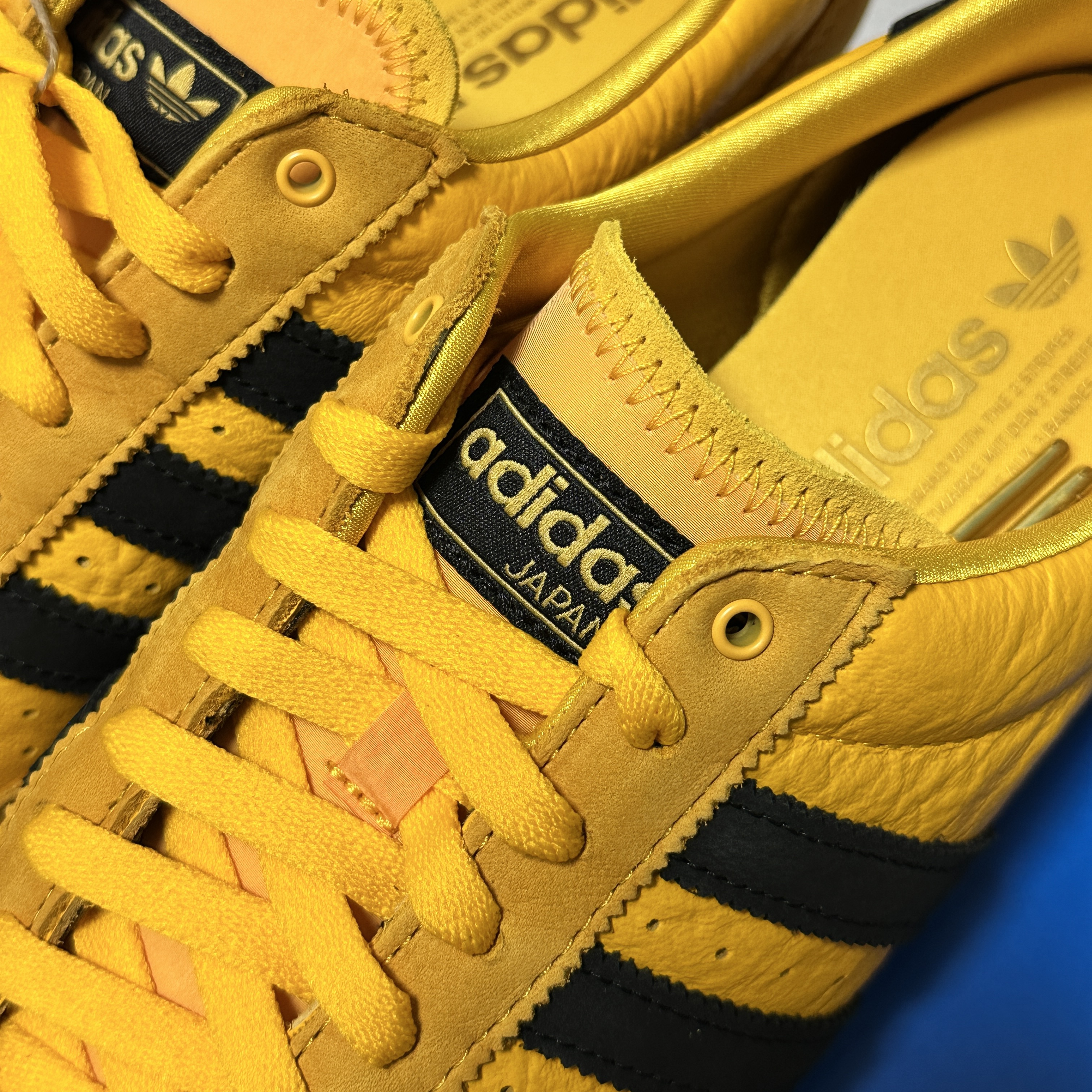 (W) Adidas Originals Japan Crew Yellow Core Black 착용 스타일 - 3