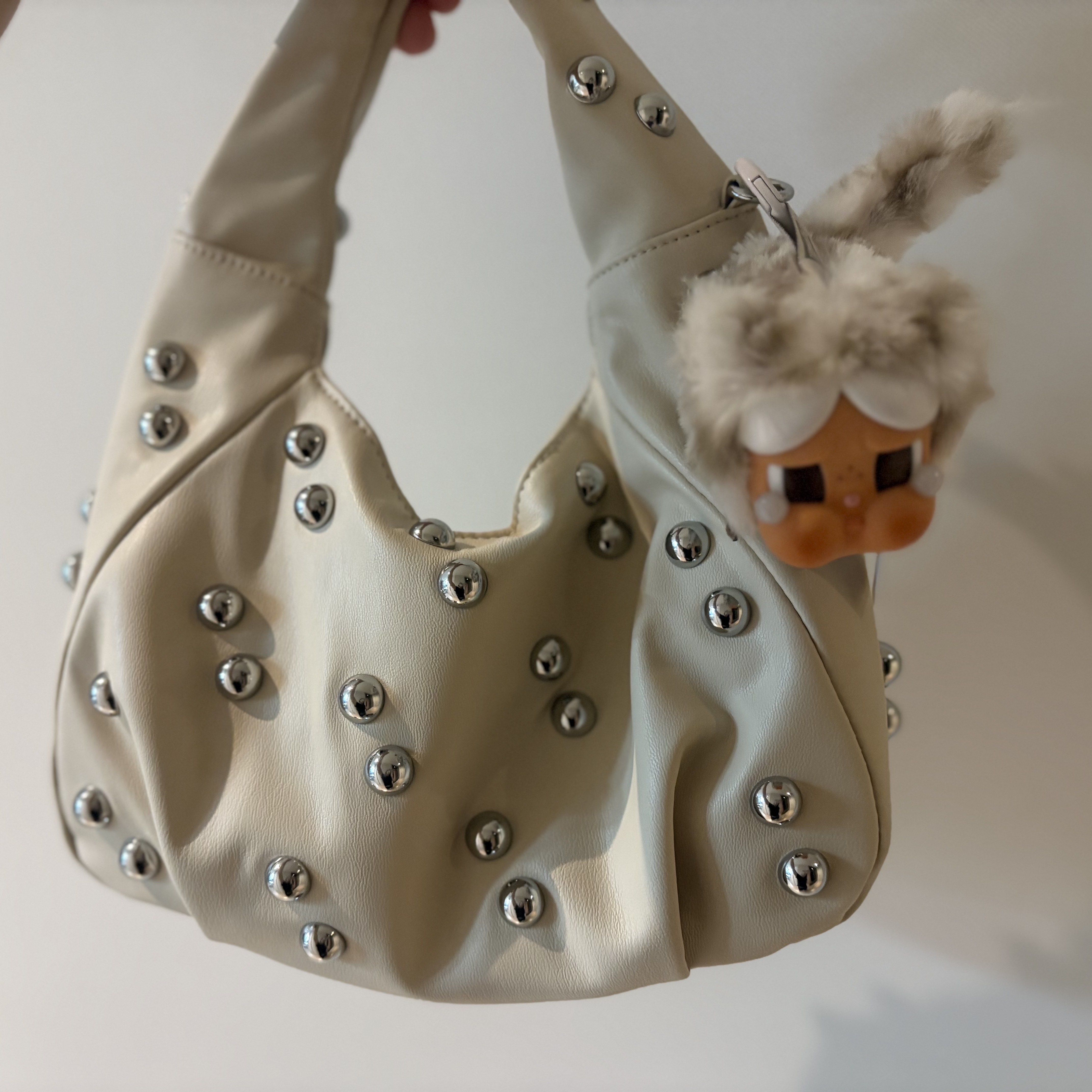 Pop Mart Crybaby Wild But Cutie Series Vinyl Plush Pendant (1 Blind Box), Monchhichi SS Boy Key Chain Brown 착용 스타일 - 2