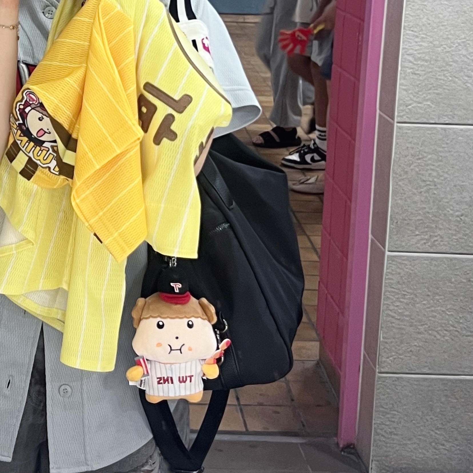 [즉시배송] LG TWINS x Maru is a Puppy Plush Keyring (Foodie Maru), [즉시배송] LG TWINS x Maru is a Puppy Marking Kit 착용 스타일