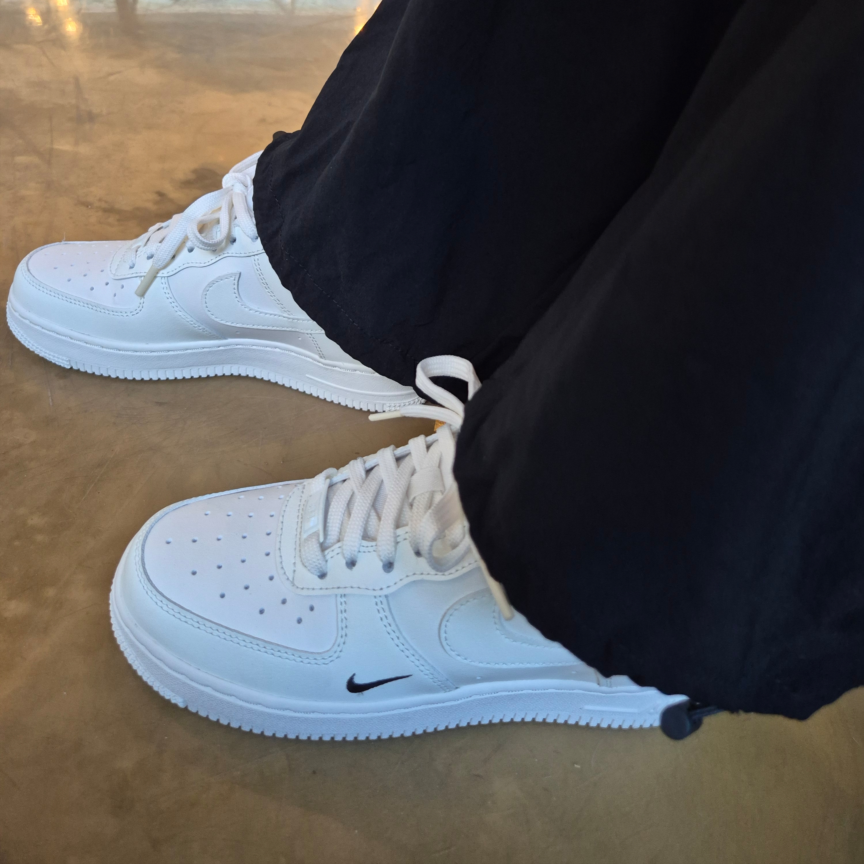 (W) Nike Air Force 1 '07 Essential TRK3 Sail 착용 스타일 - 3