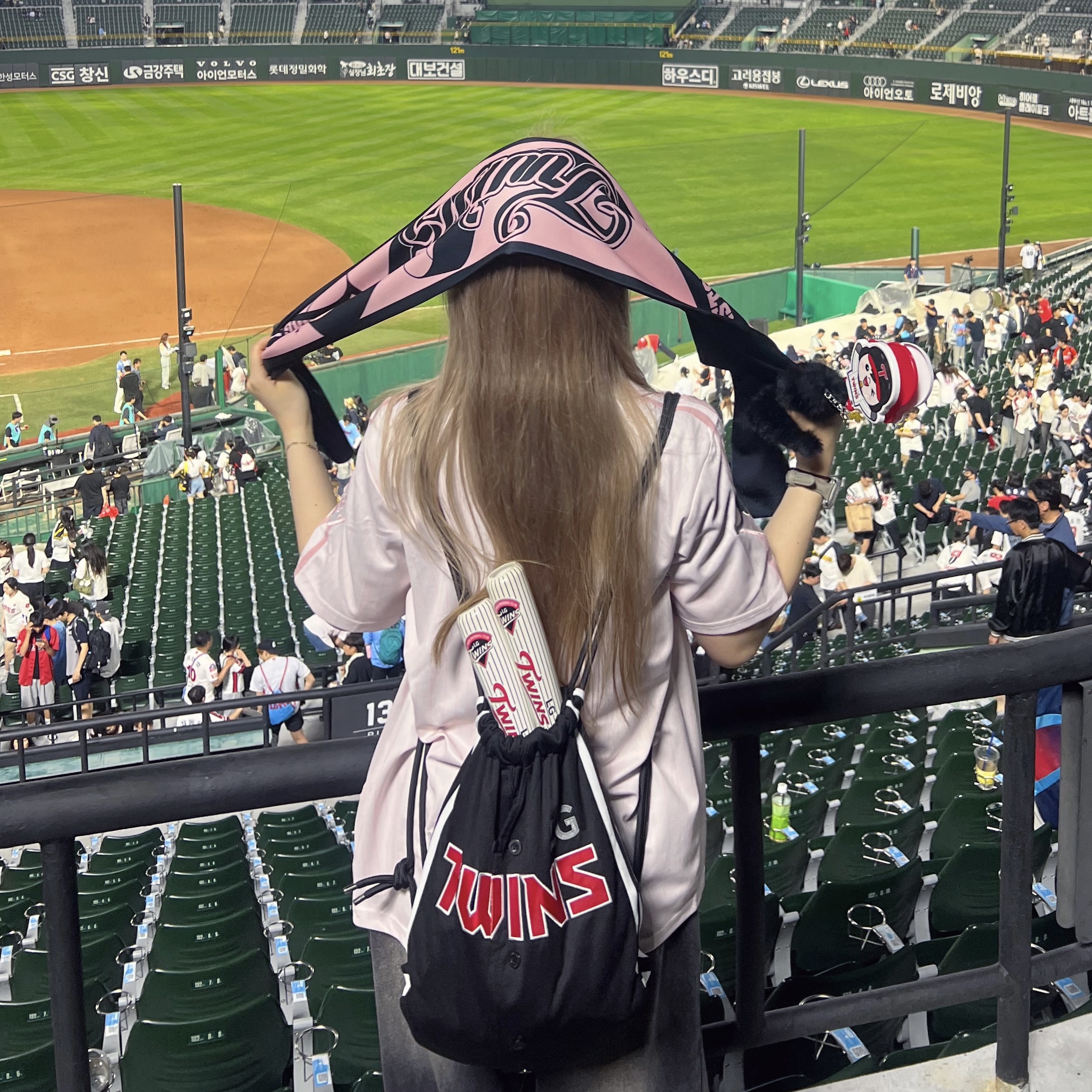 [즉시배송] LG TWINS x Maru is a Puppy Uniform Non Marking Ver, [즉시배송] LG TWINS x Maru is a Puppy Plush Keyring (Foodie Maru) 착용 스타일 - 3