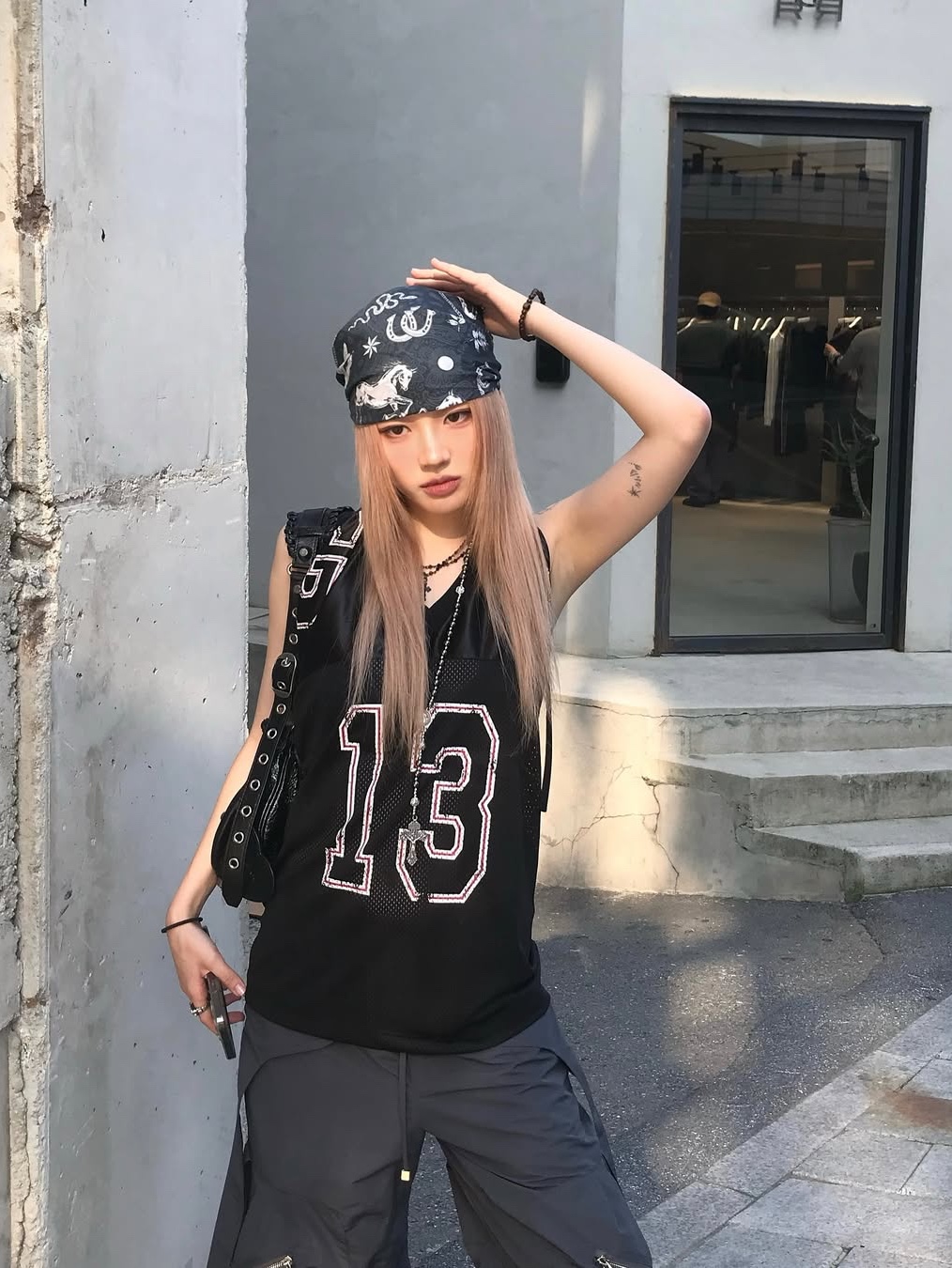GRAILZ 13 Halter Sleeveless Black 착용 스타일 - 1