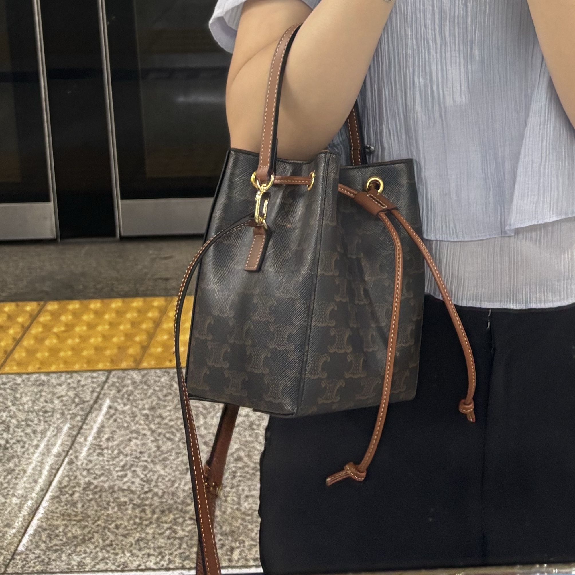Celine Micro Sailor in Triomphe Canvas Calfskin Tan 착용 스타일