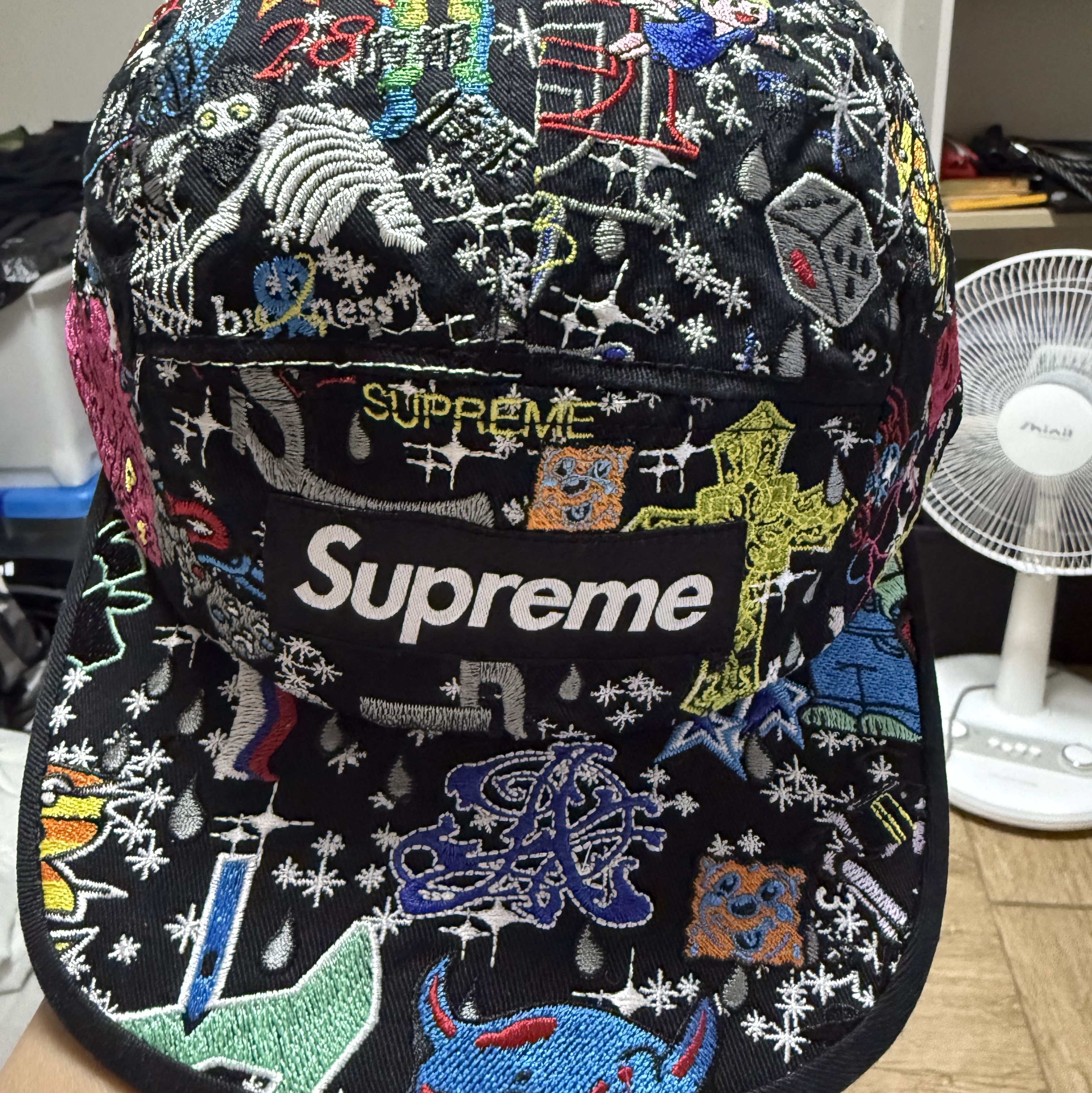 Supreme AOI Embroidered Camp Cap Black - 25SS, Nike x Patta Air Max 90 Cyber and Particle Grey 착용 스타일 - 1
