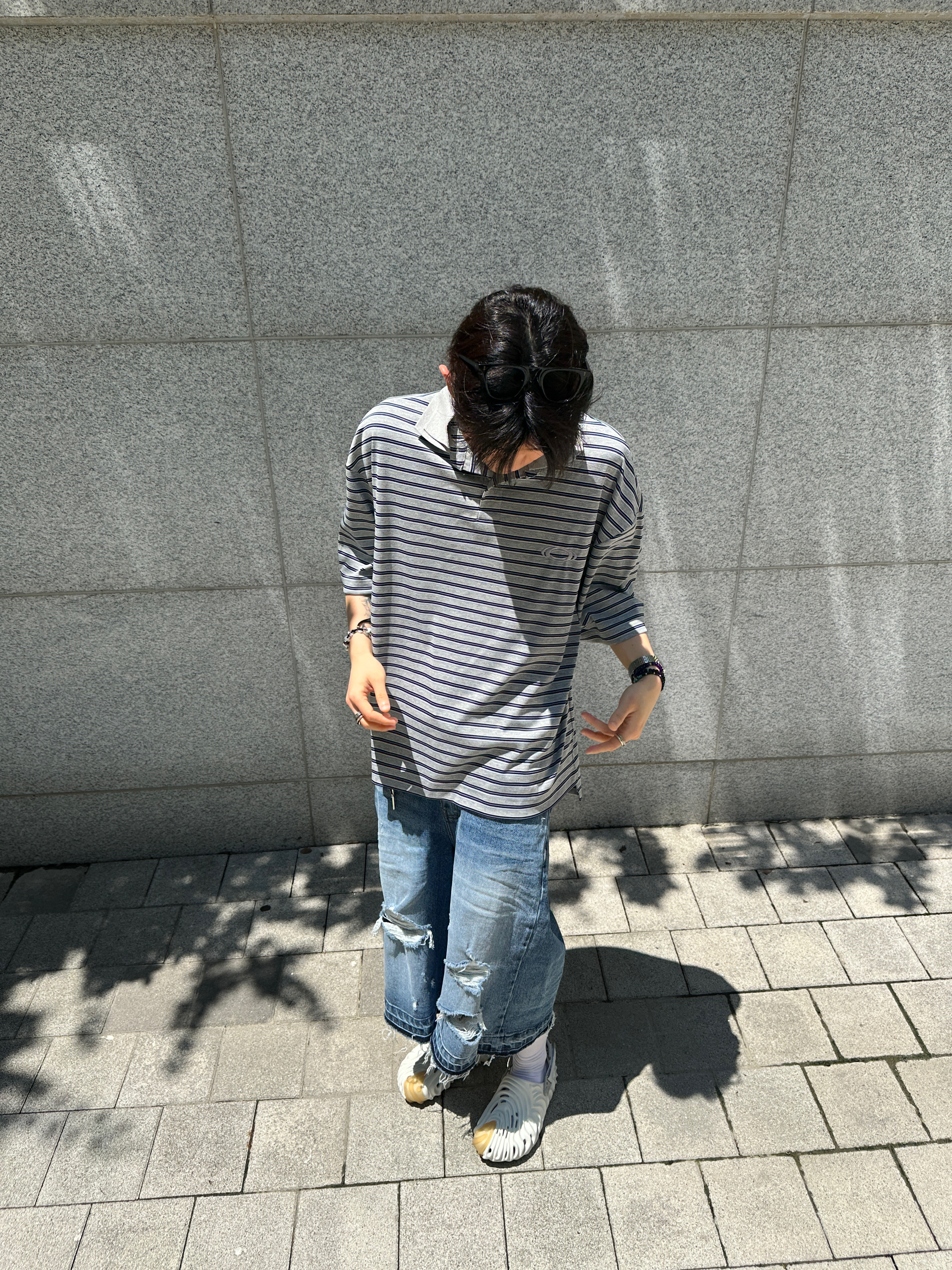 [KREAM 단독] Civision by CSC Double Collar Polo Grey Blue Striped, [더블적립]Farfromwhat Far VTG Jean Shorts Blue 착용 스타일 - 2