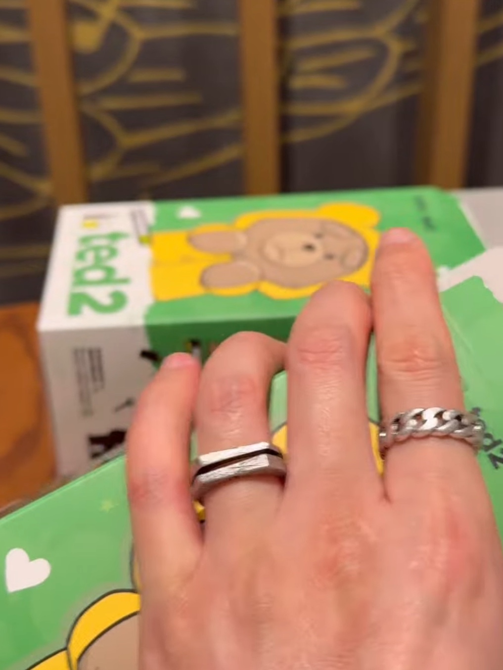 Quarqor #5125 Ring, Pop Mart Ted2 Teddy Bear Action Plush Pendant Sealed Case (1 Blind Box) 착용 스타일