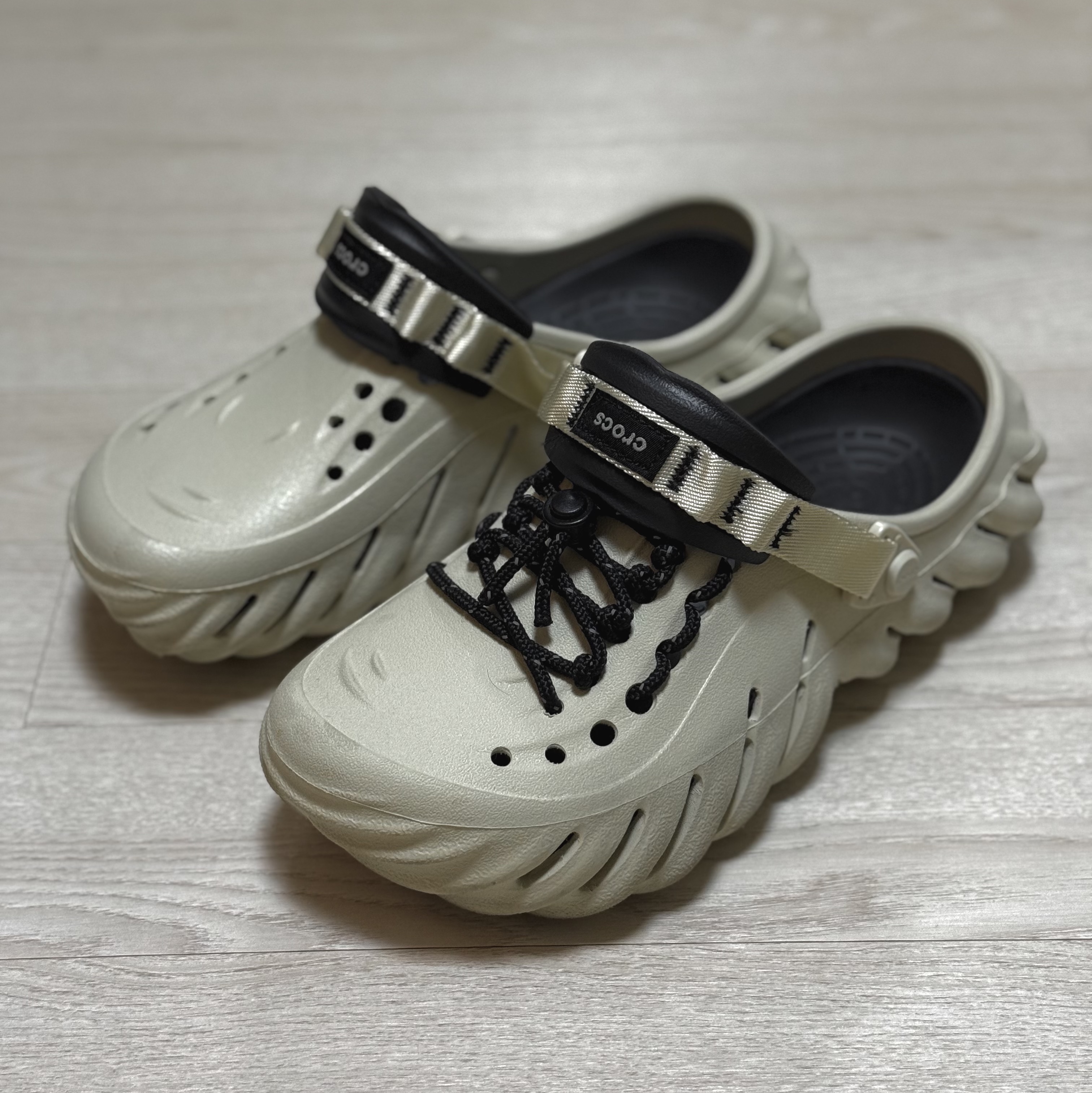 Crocs Echo Clog Bone Black 착용 스타일