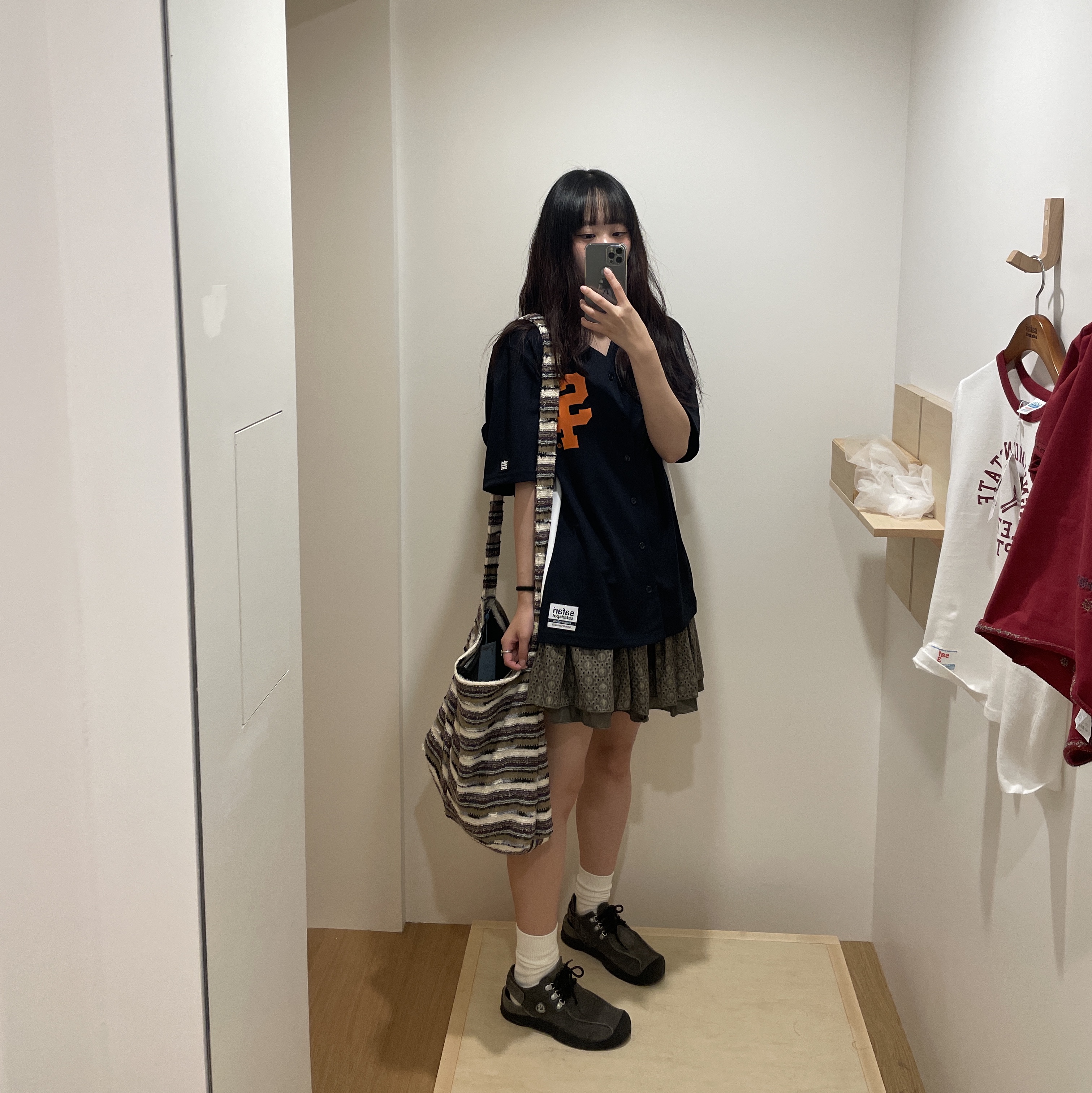 COYSEIO Knit Cross Bag Multi, COYSEIO Flower Punching Skirt Brown 착용 스타일