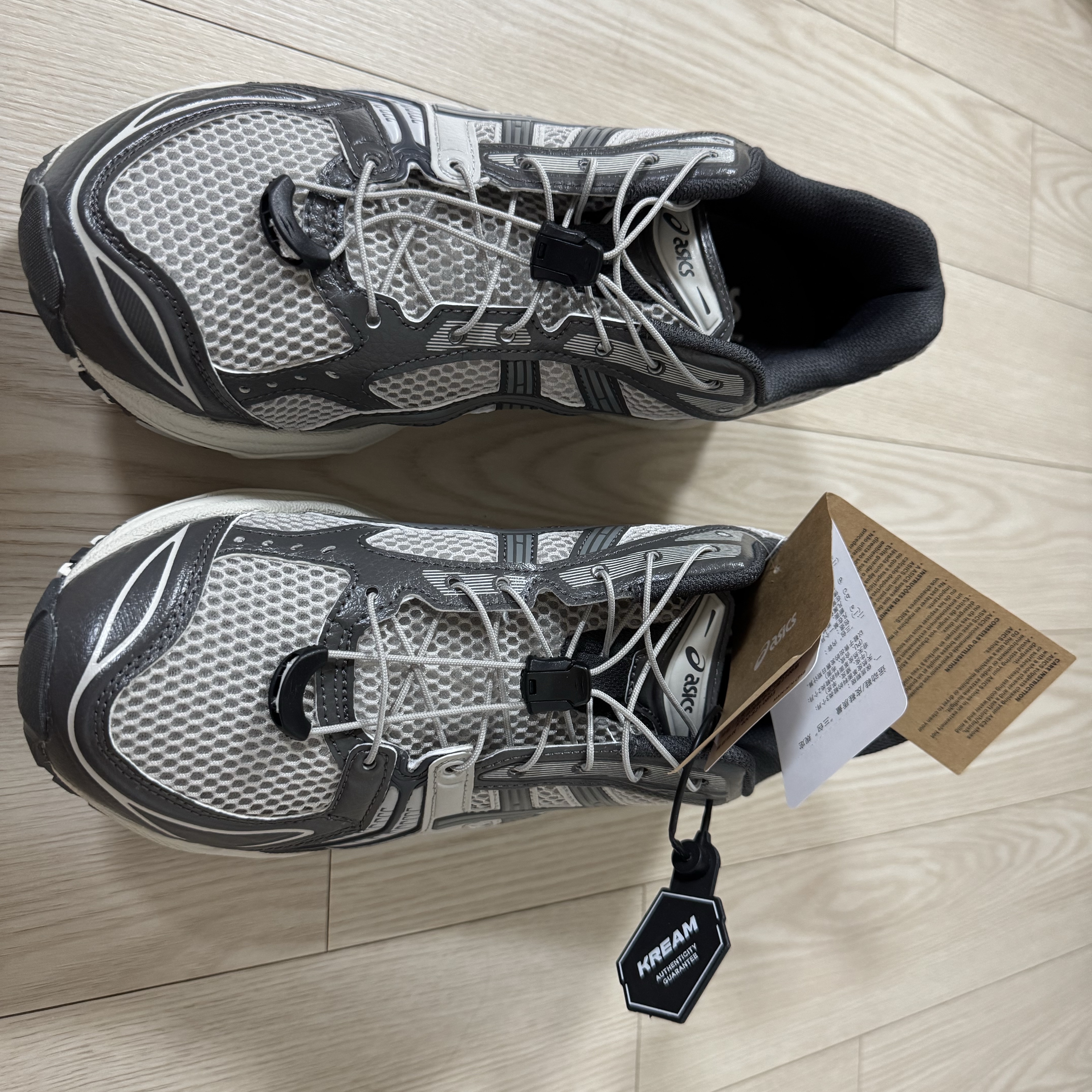 Asics Unlimited Gel-Kayano 14 Oyster Grey Clay Grey 착용 스타일 - 2
