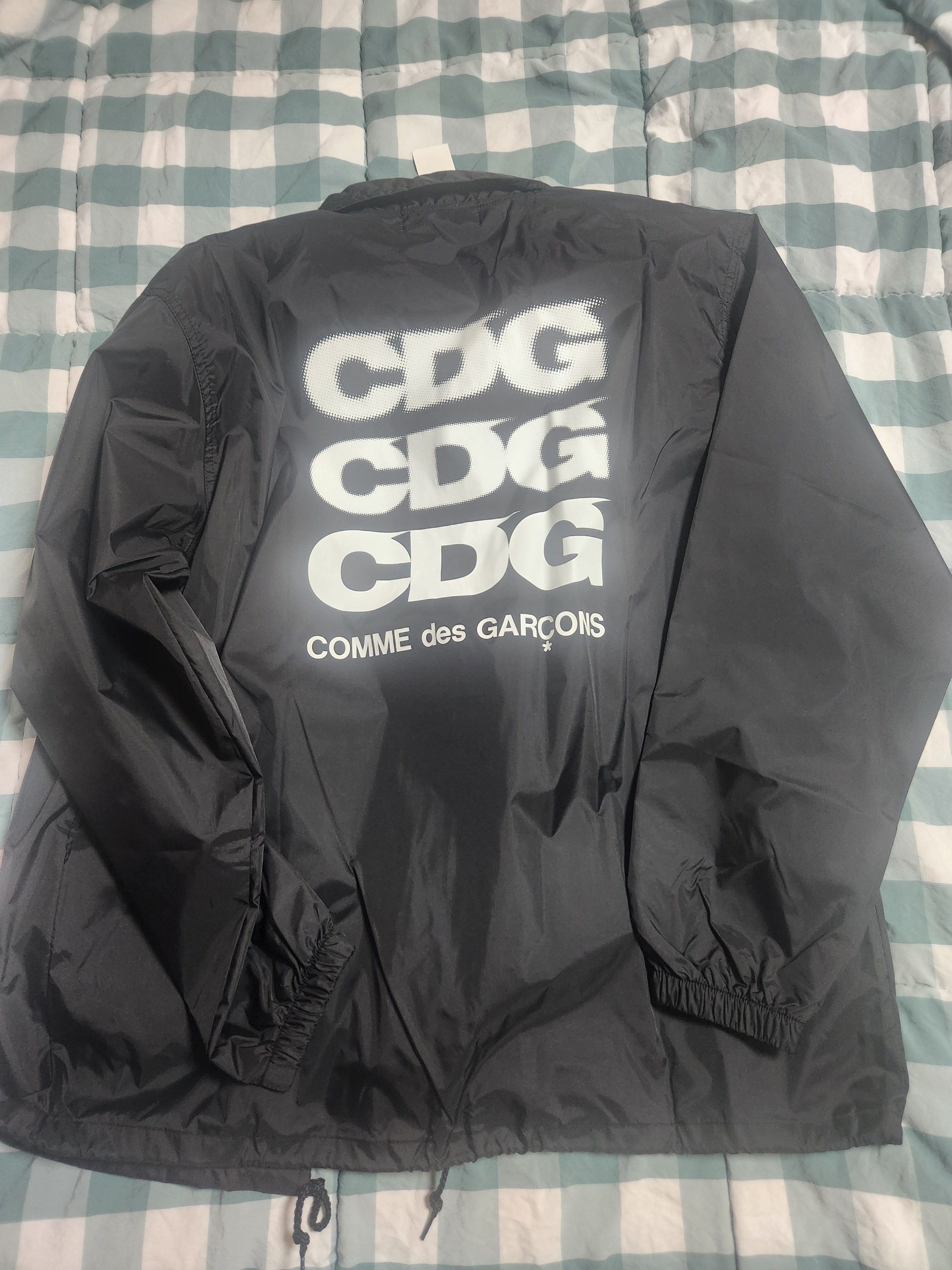 CDG Logo Coach Jacket Black 착용 스타일 - 2