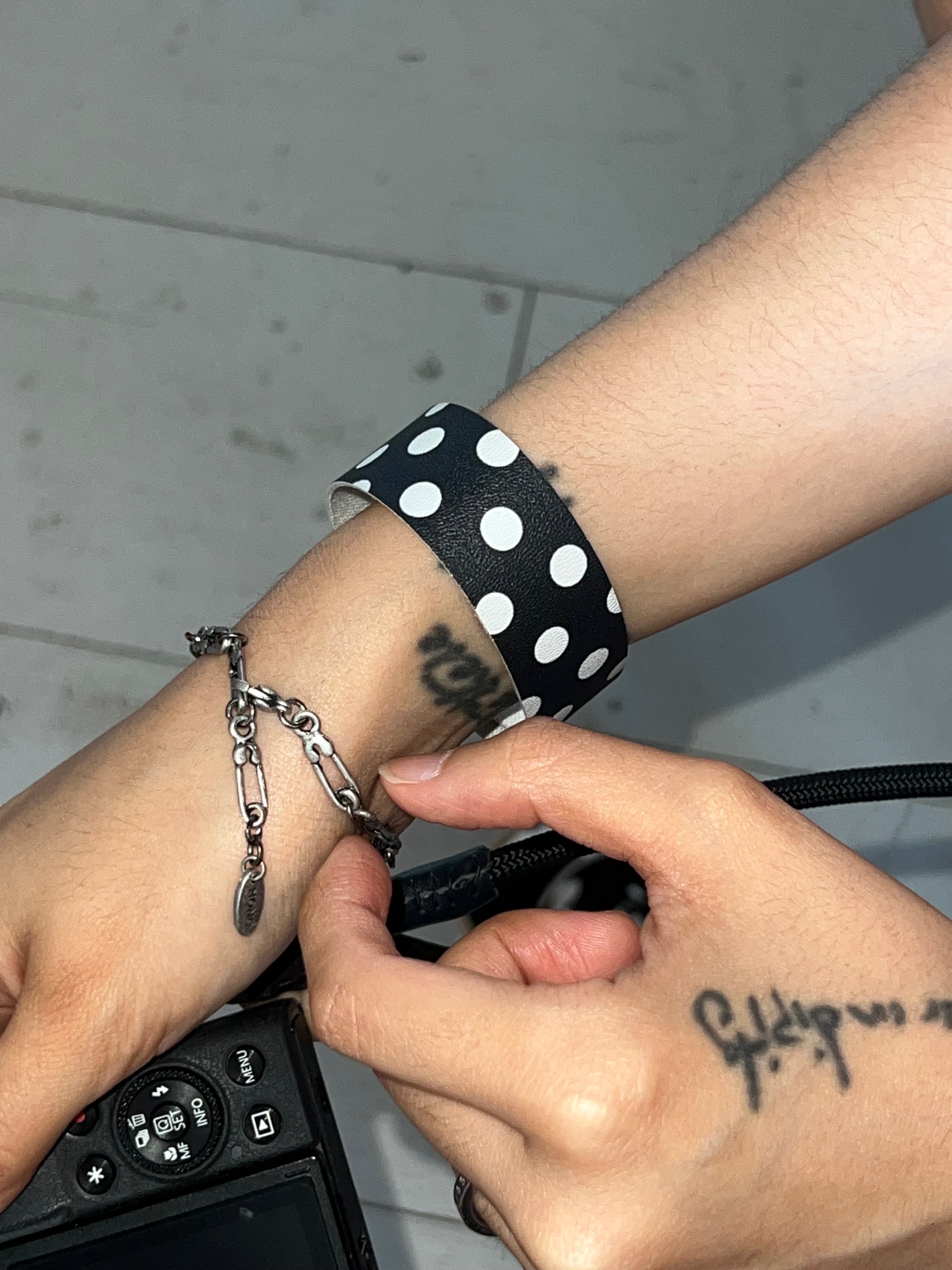 Hono Report Safety Pin Bracelet, Hono Report Printed Faux Leather Bracelet Type 2 착용 스타일 - 3