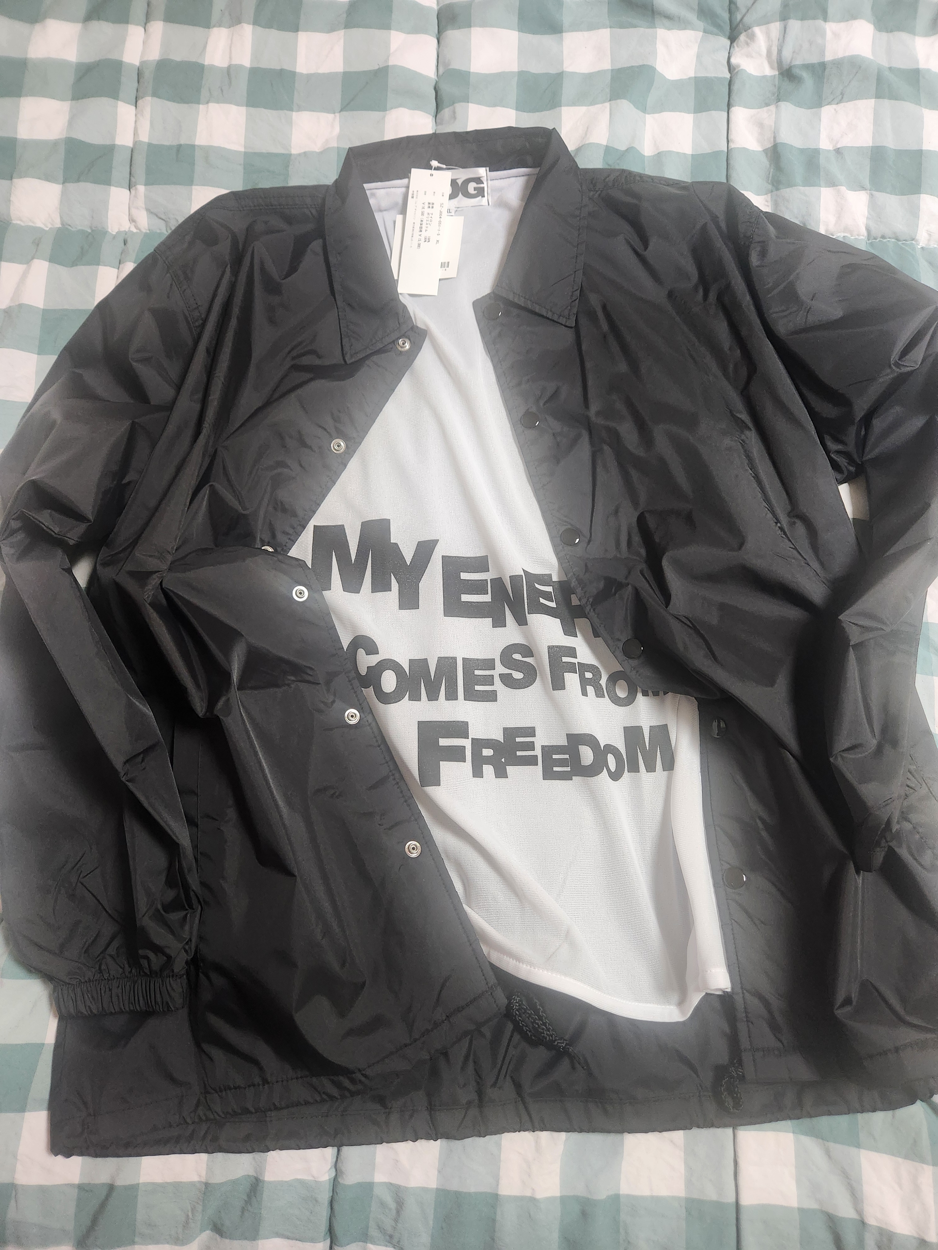 CDG Logo Coach Jacket Black 착용 스타일 - 1