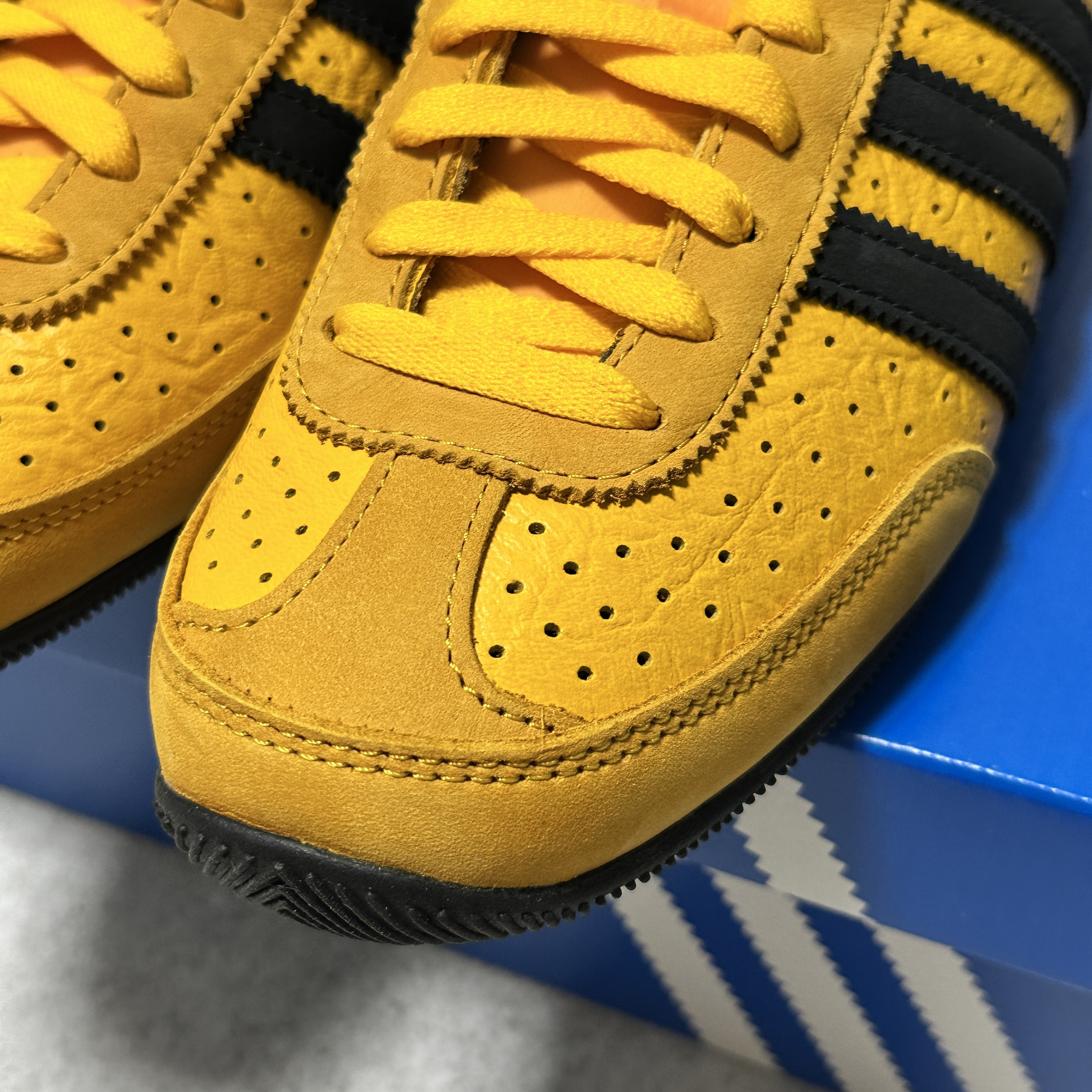 (W) Adidas Originals Japan Crew Yellow Core Black 착용 스타일 - 2