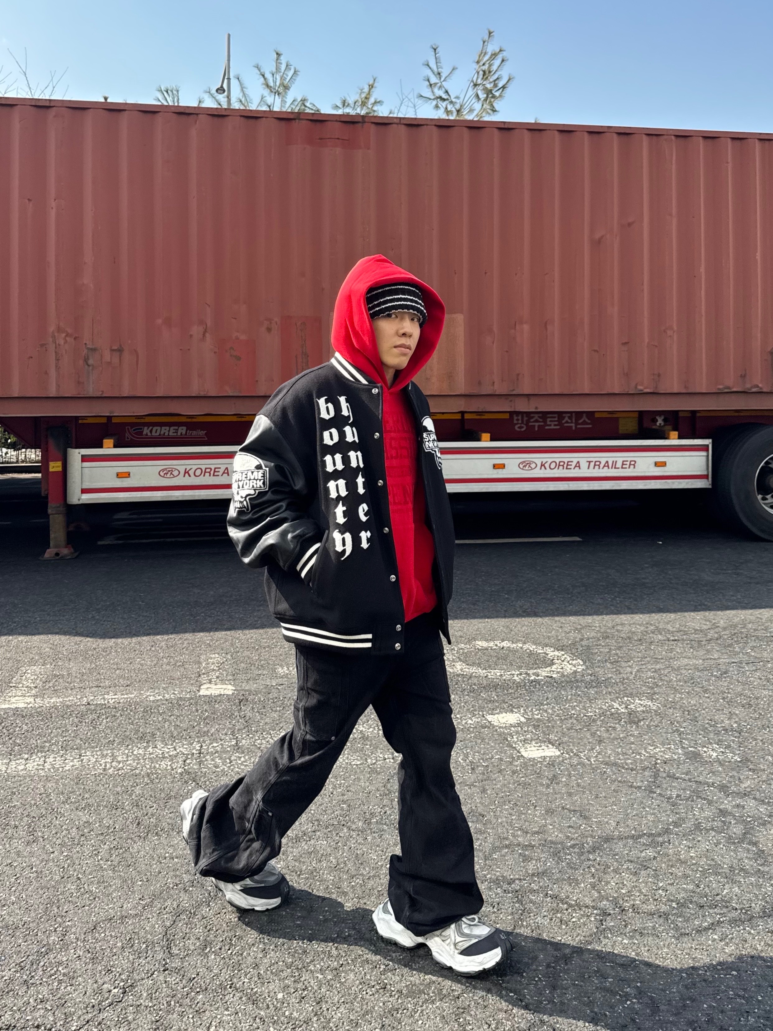 Supreme x Bounty Hunter Varsity Jacket Black - 23FW 착용 스타일 - 2