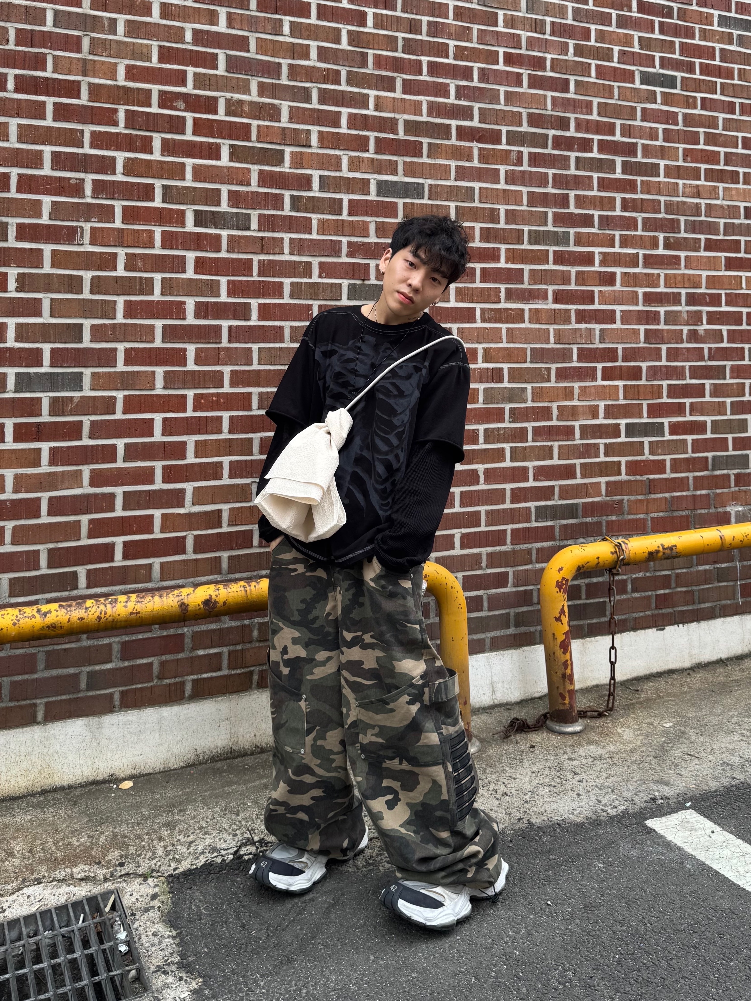 Balenciaga Cargo Sneakers White Grey 착용 스타일 - 1