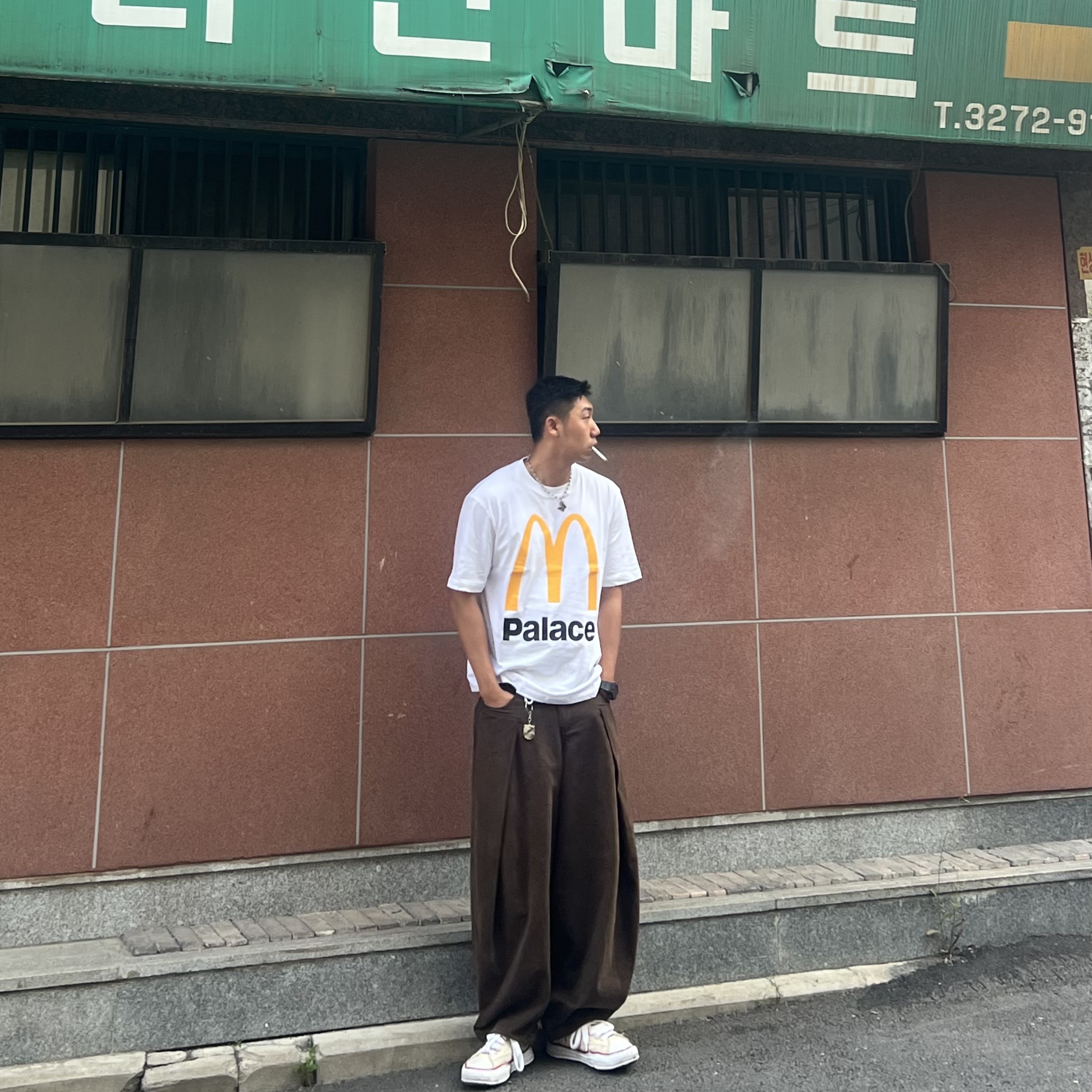 Palace x McDonald's Logo T-Shirt White - 23FW 착용 스타일
