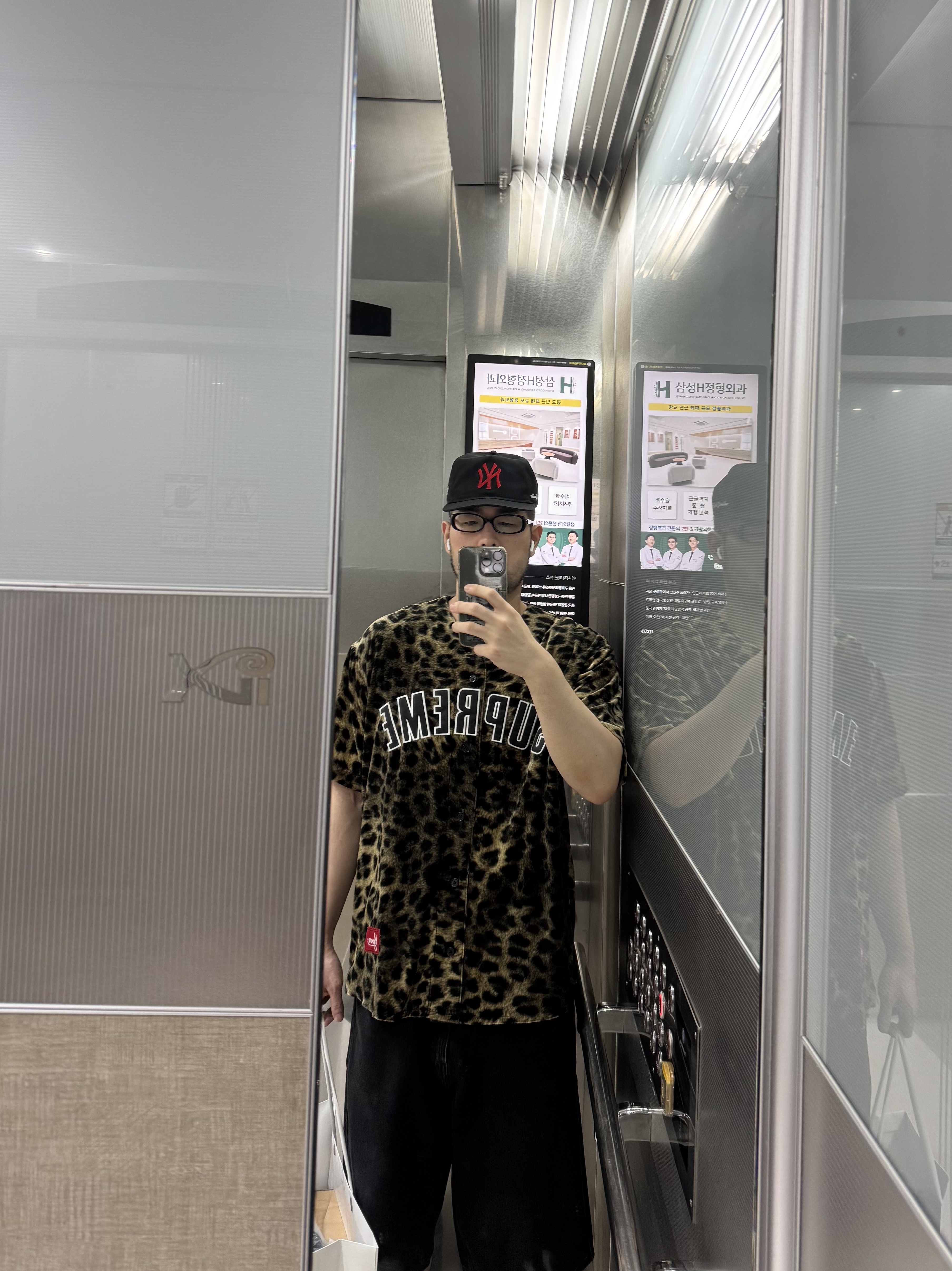 Supreme Velvet Baseball Jersey Leopard - 25SS, Supreme Baggy Denim Short Black - 24SS 착용 스타일