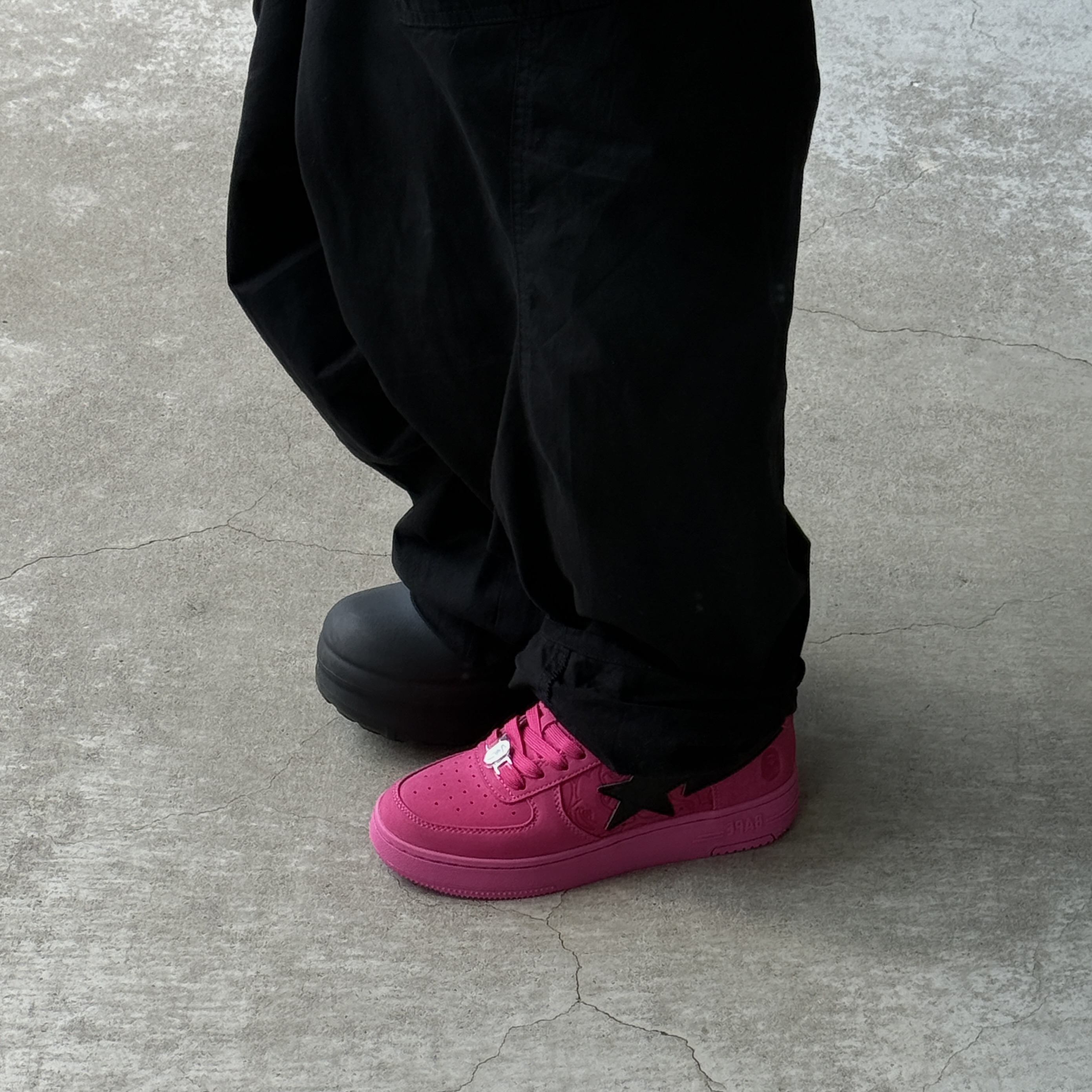 (W) BAPE Sta #4 Pink, Crocs Stomp Clog Black 착용 스타일