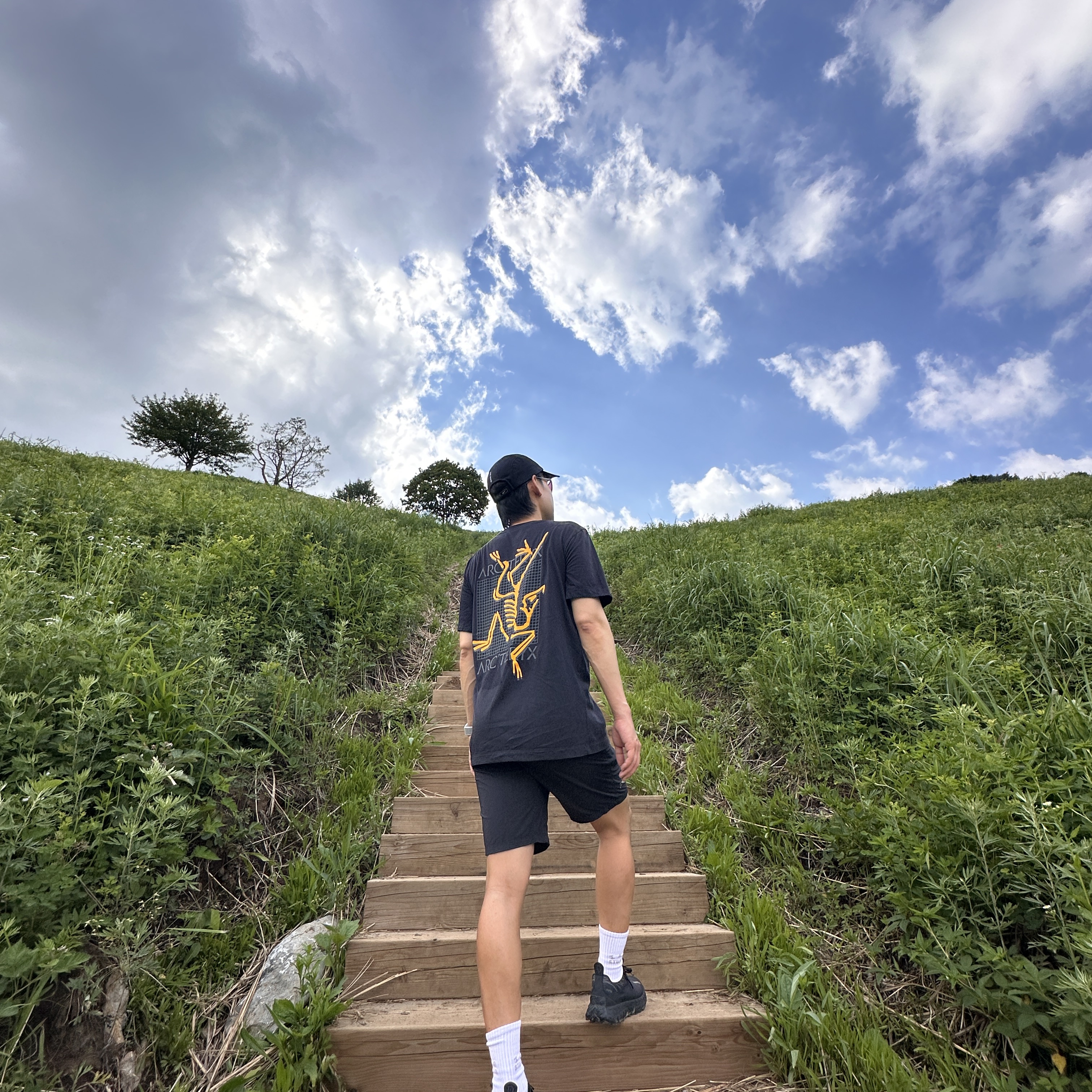 Arc'teryx Arc'Multi Bird Logo SS T-Shirt Black, Norda 001/A Stealth Black 착용 스타일