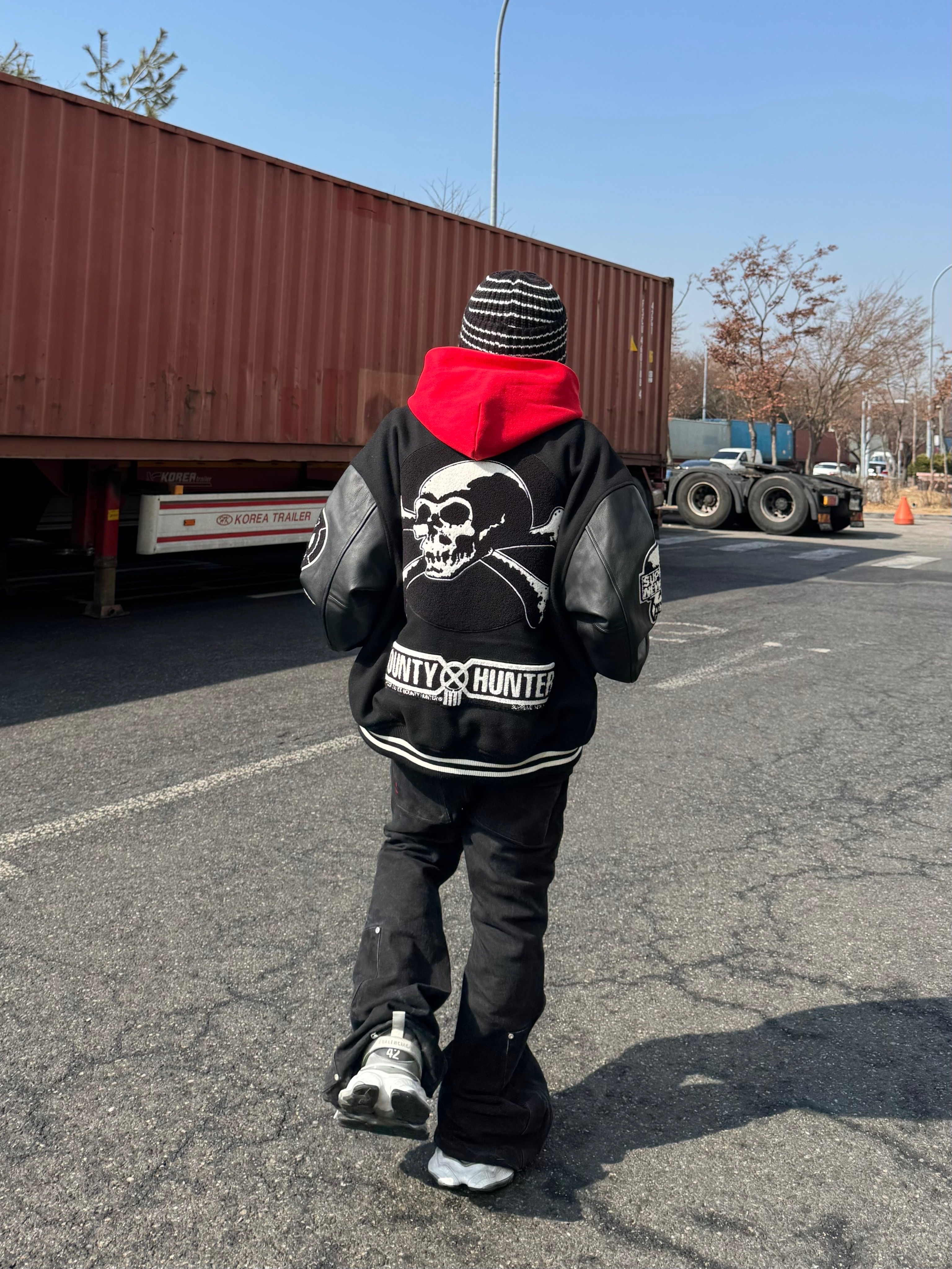 Supreme x Bounty Hunter Varsity Jacket Black - 23FW 착용 스타일 - 1