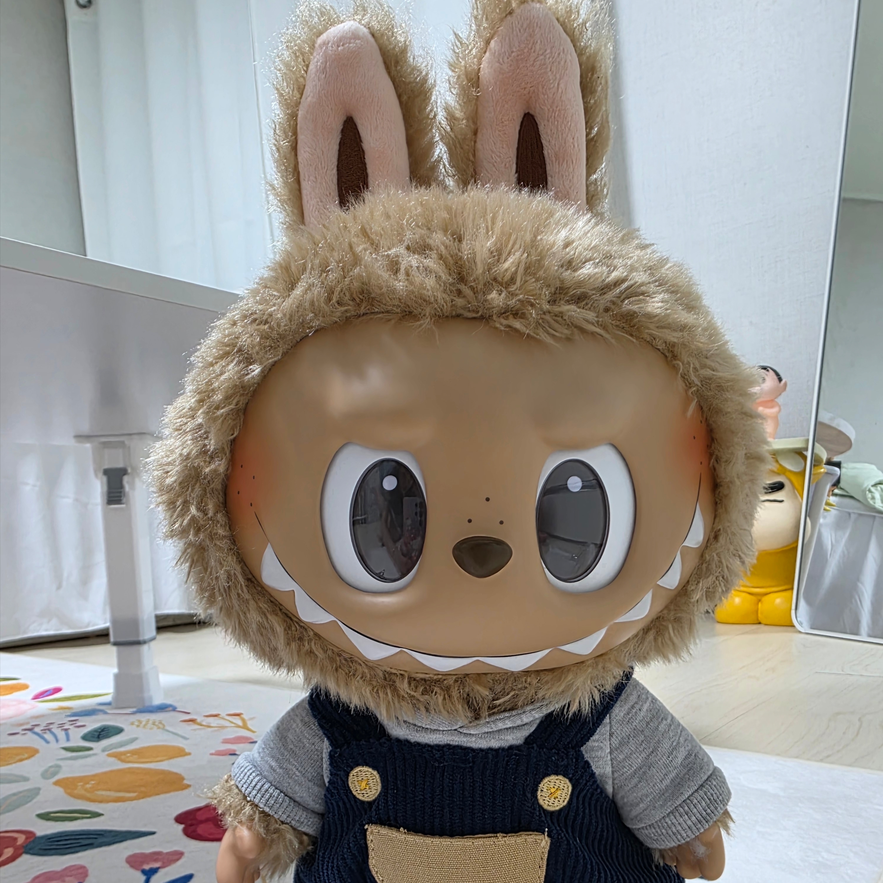 Pop Mart Labubu Time To Chill Vinyl Plush Doll 착용 스타일