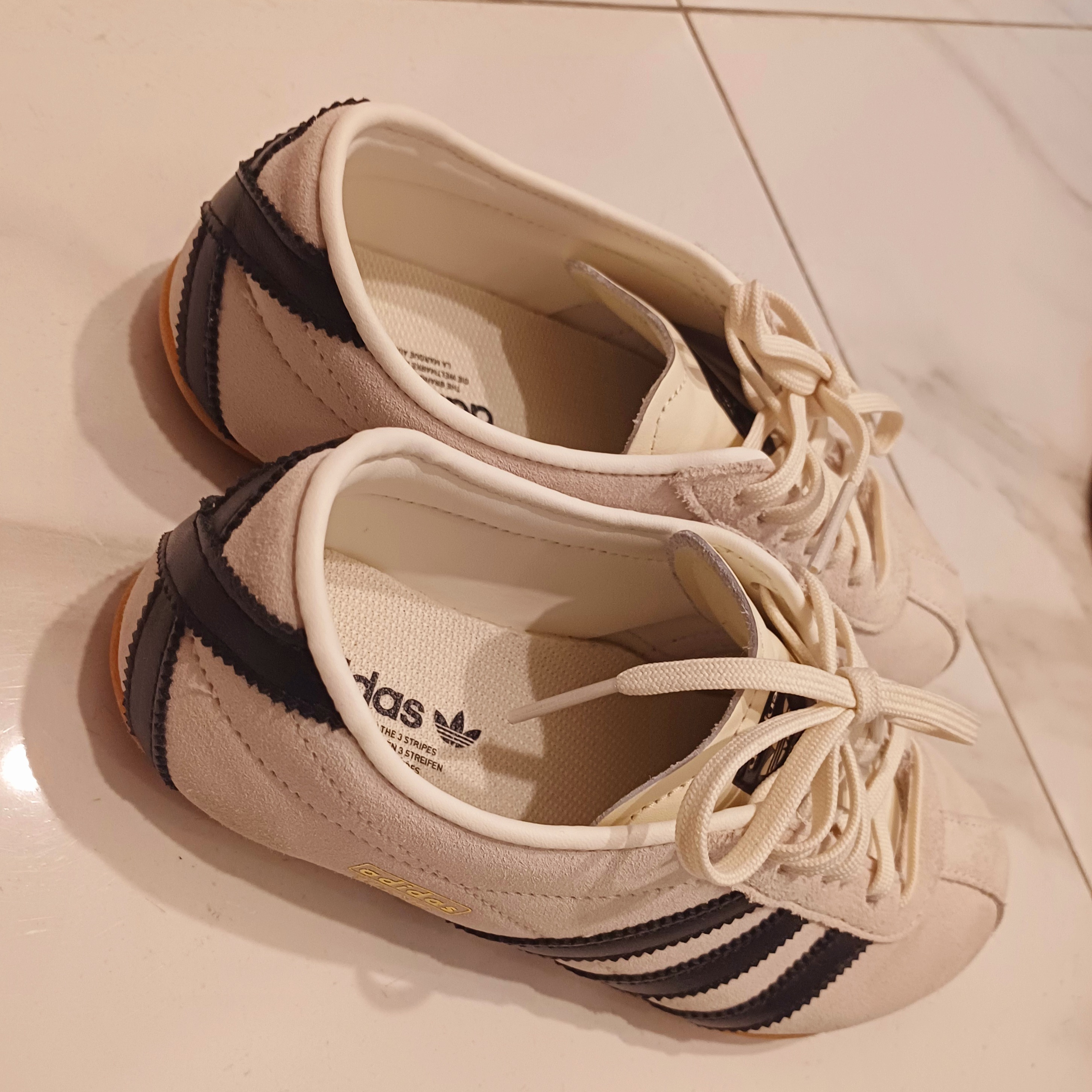(W) Adidas Tokyo Off White Core Black 착용 스타일 - 2