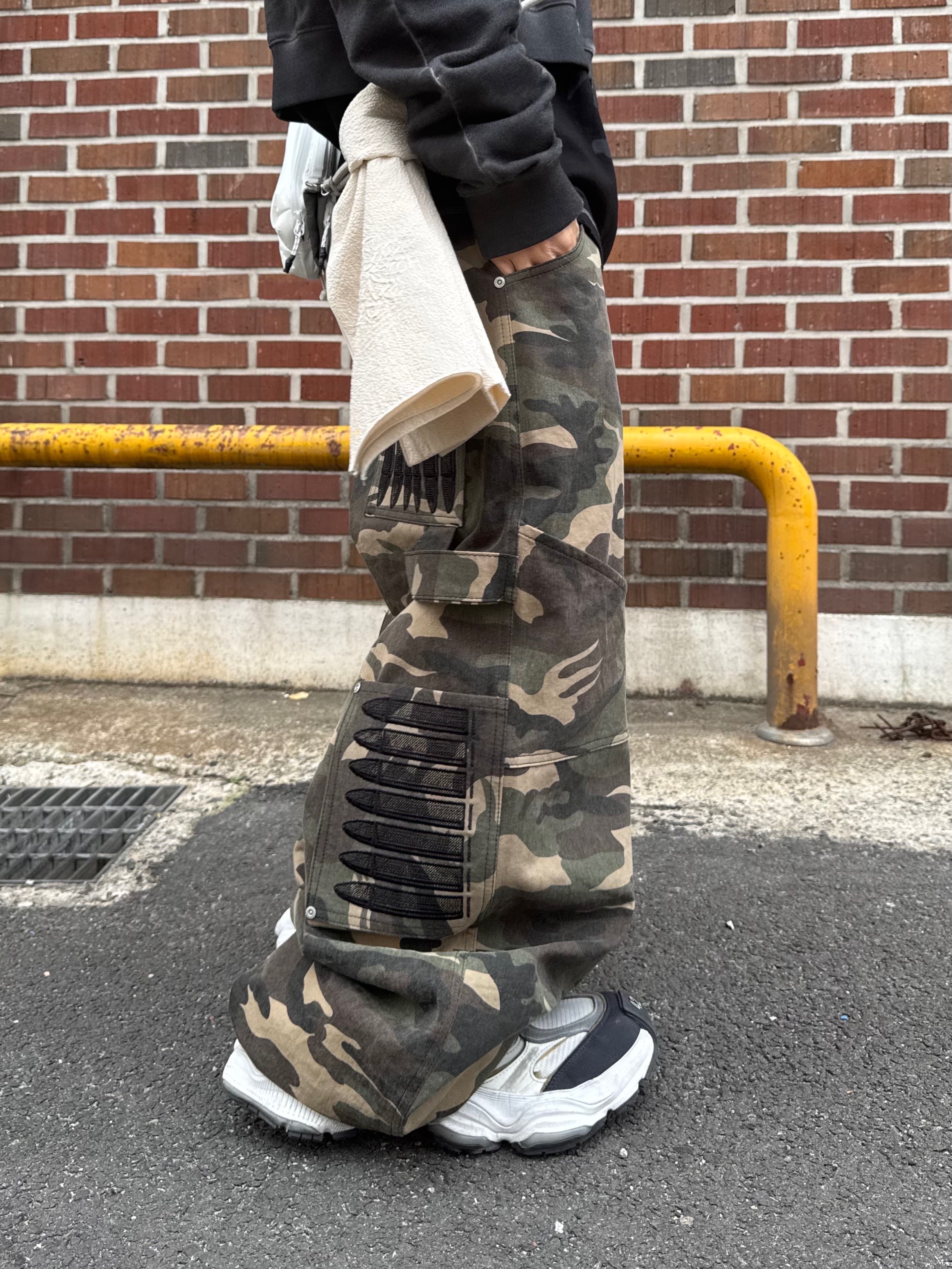 Balenciaga Cargo Sneakers White Grey 착용 스타일 - 6