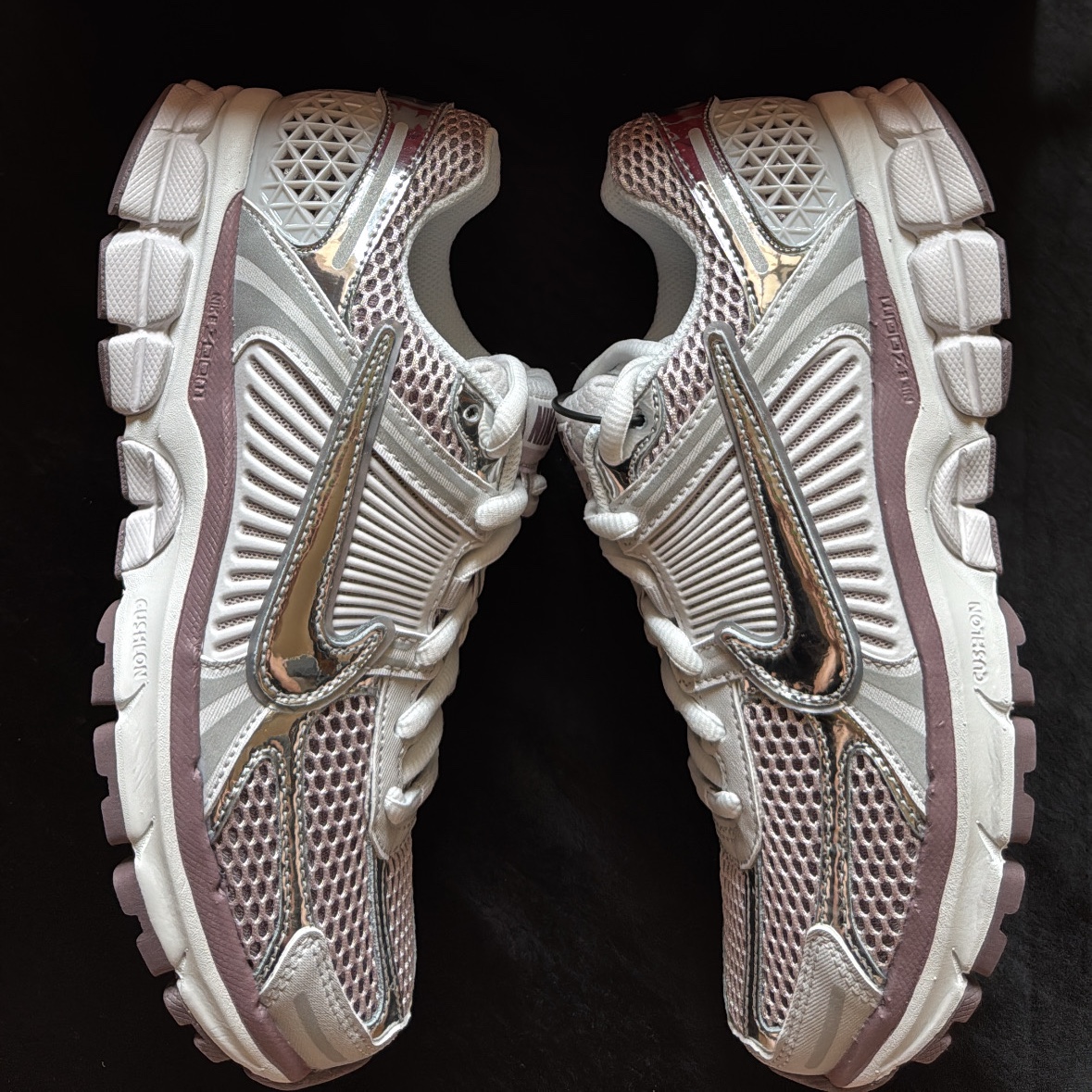 (W) Nike Zoom Vomero 5 Metallic Silver Platinum Violet 착용 스타일