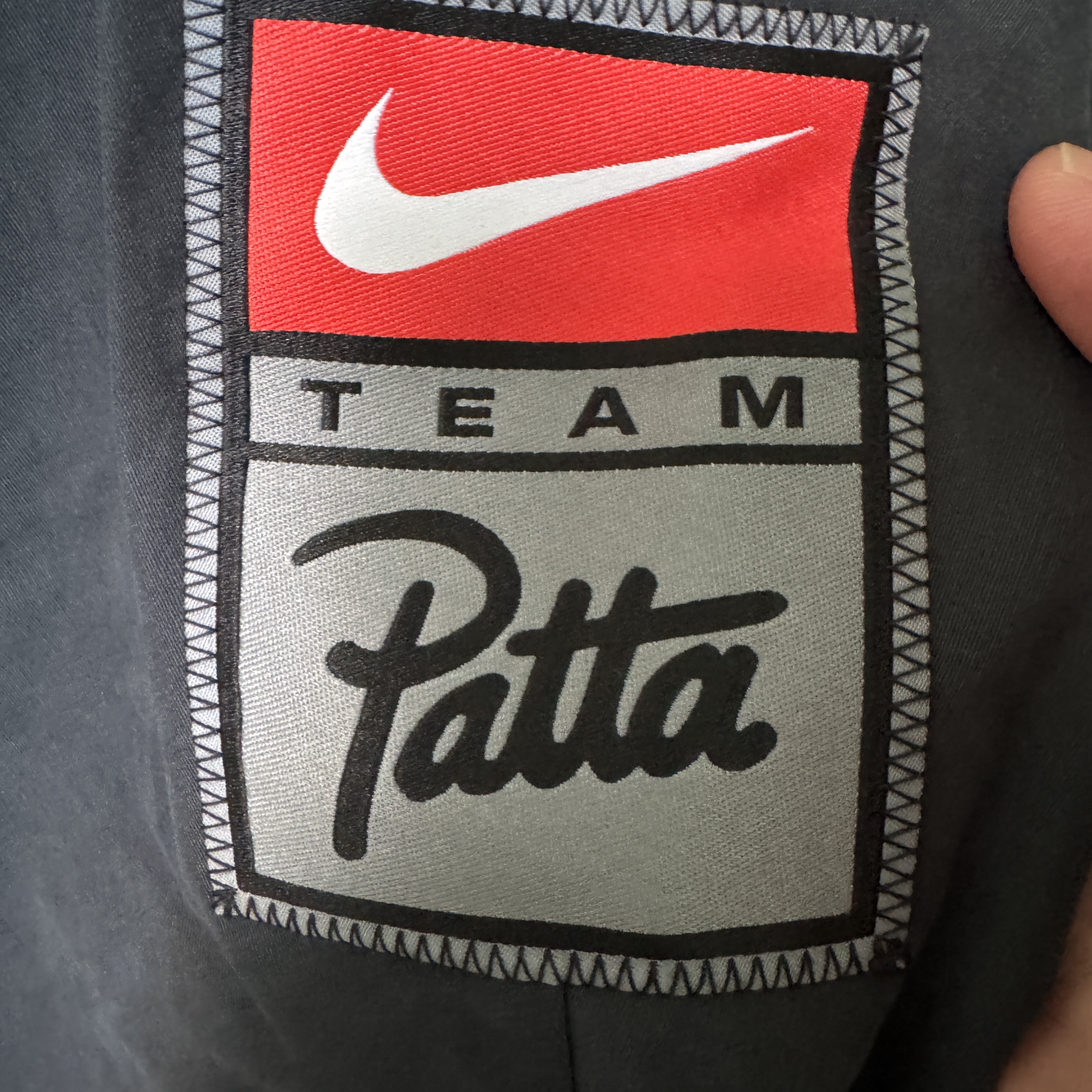 Nike x Patta Track Jacket Black Cyber (HJ0712-010) 착용 스타일 - 2