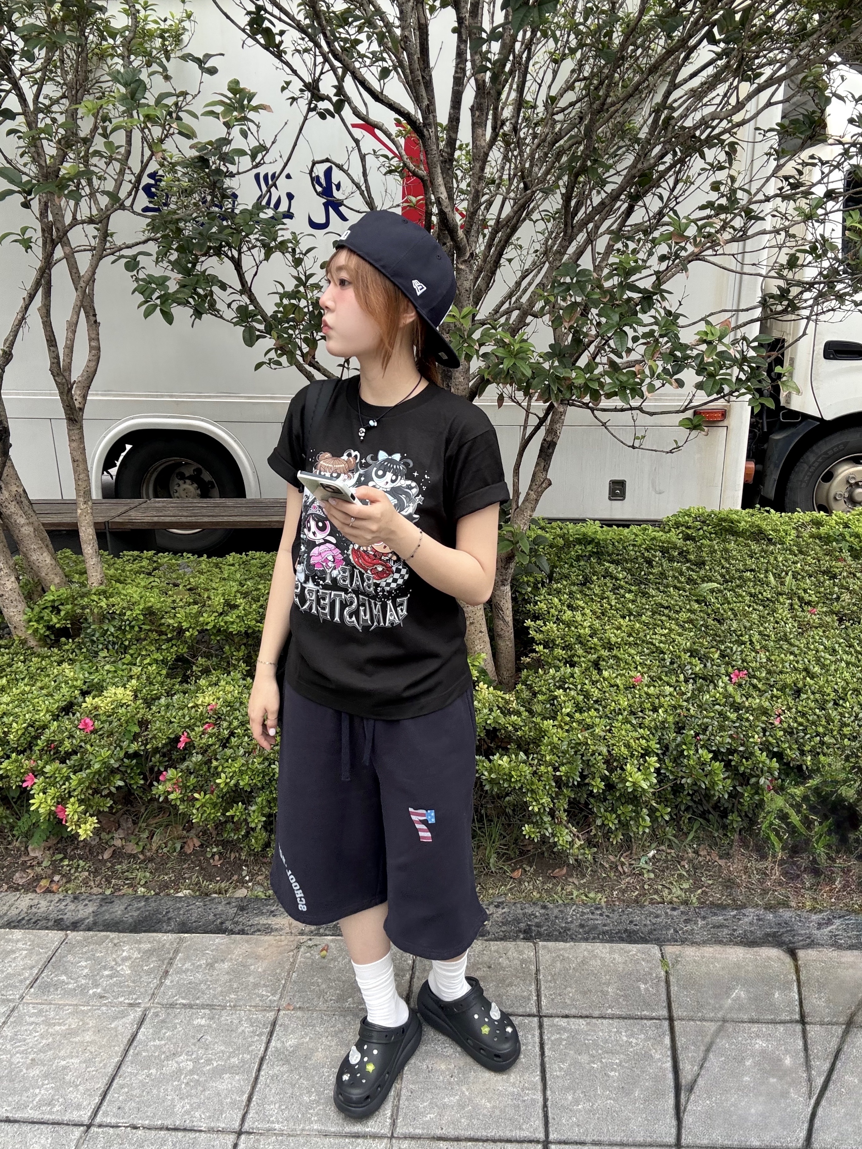 New Era 59Fifty MLB Authentic New York Yankees Game Navy, Crocs Classic Crush Clog Black 착용 스타일 - 3