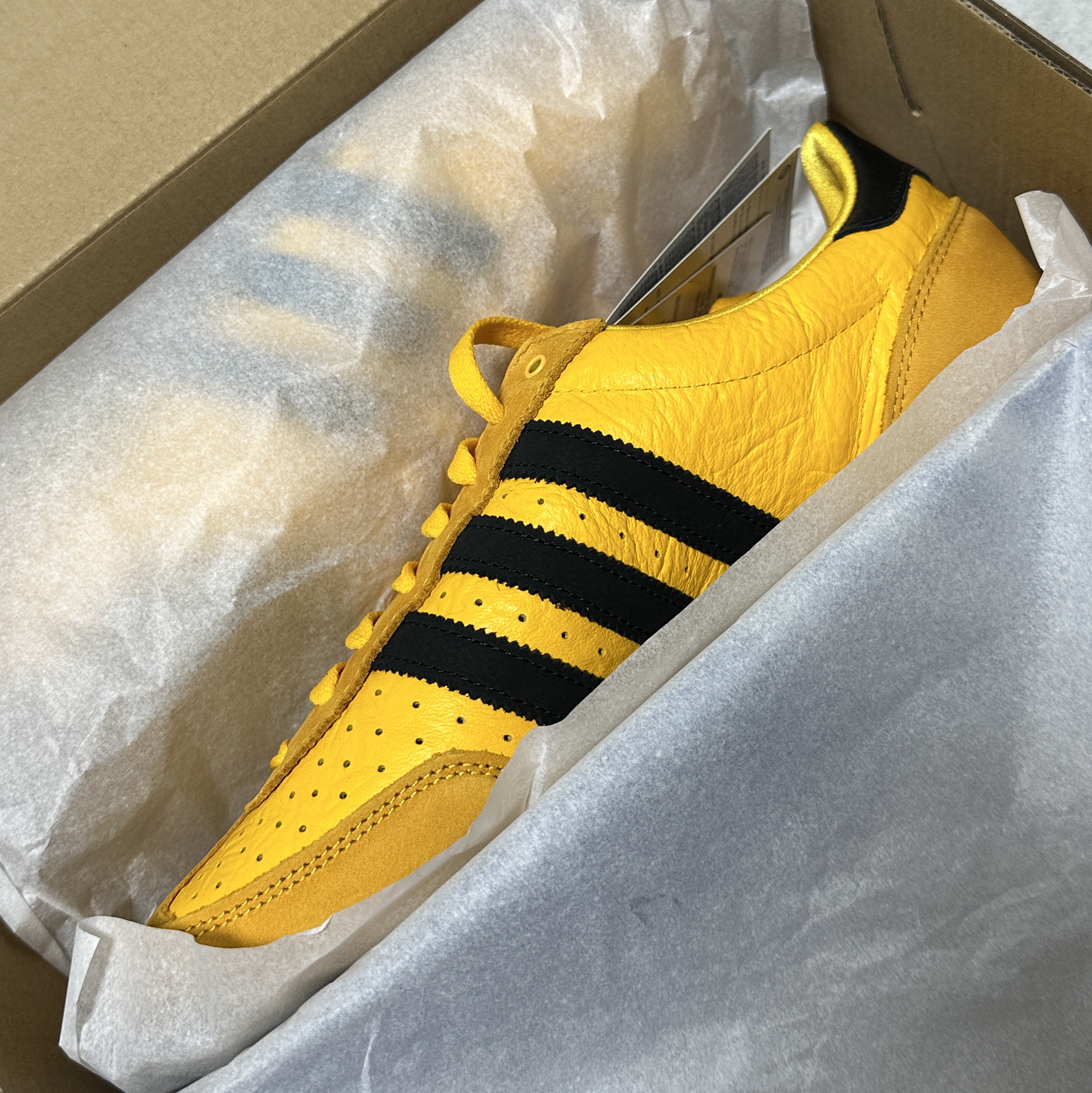(W) Adidas Originals Japan Crew Yellow Core Black 착용 스타일 - 1