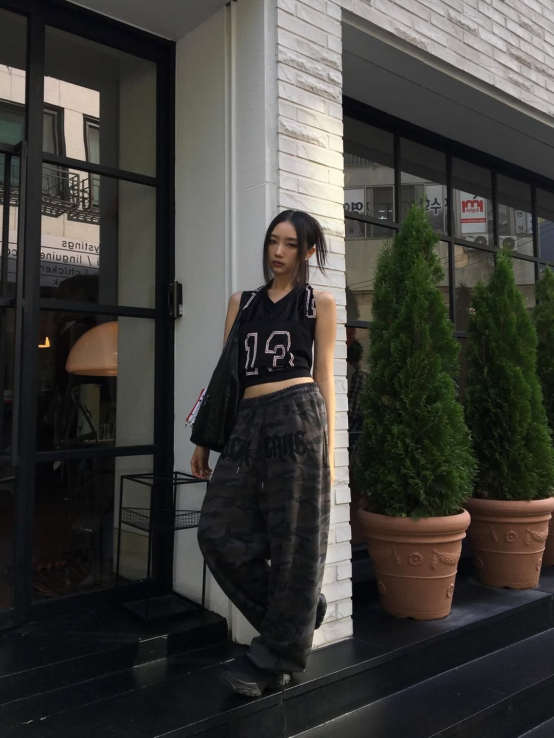 GRAILZ 13 Halter Sleeveless Black 착용 스타일 - 2