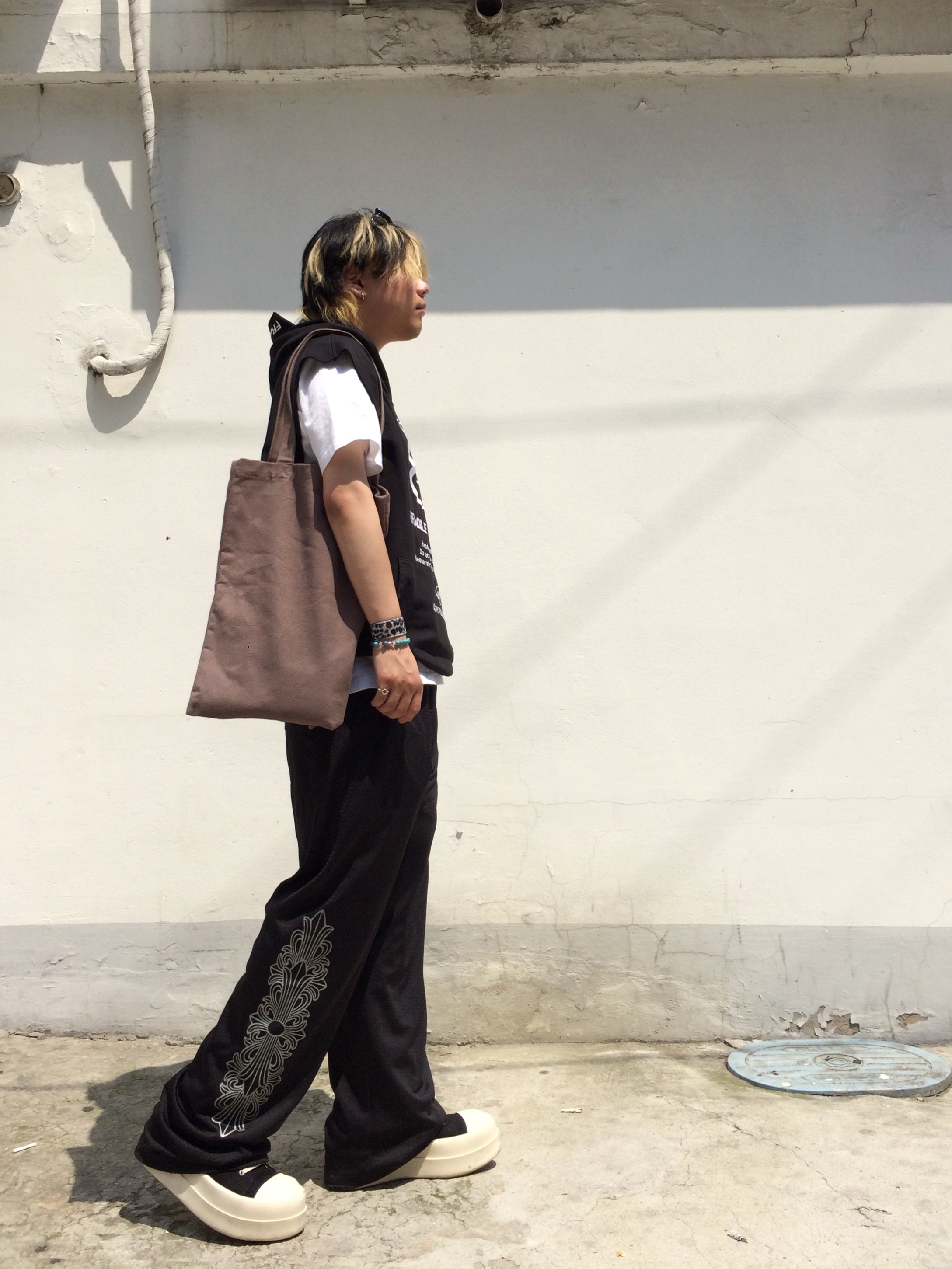 Rick Owens Hollywood Drkshdw Double Bumper Sneakers Black Milk, Chrome Hearts Mesh Varsity Pants Black 착용 스타일