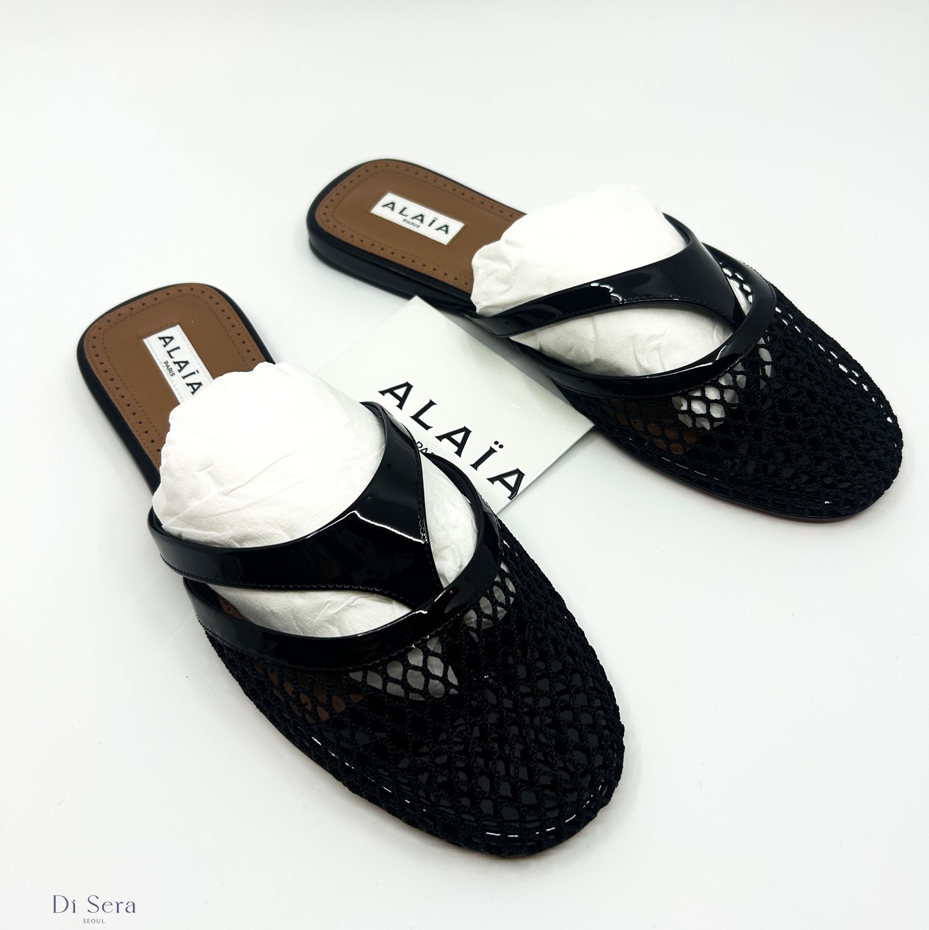 (W) Alaia Fishnet Infradito Flat Mule Black 착용 스타일 - 2