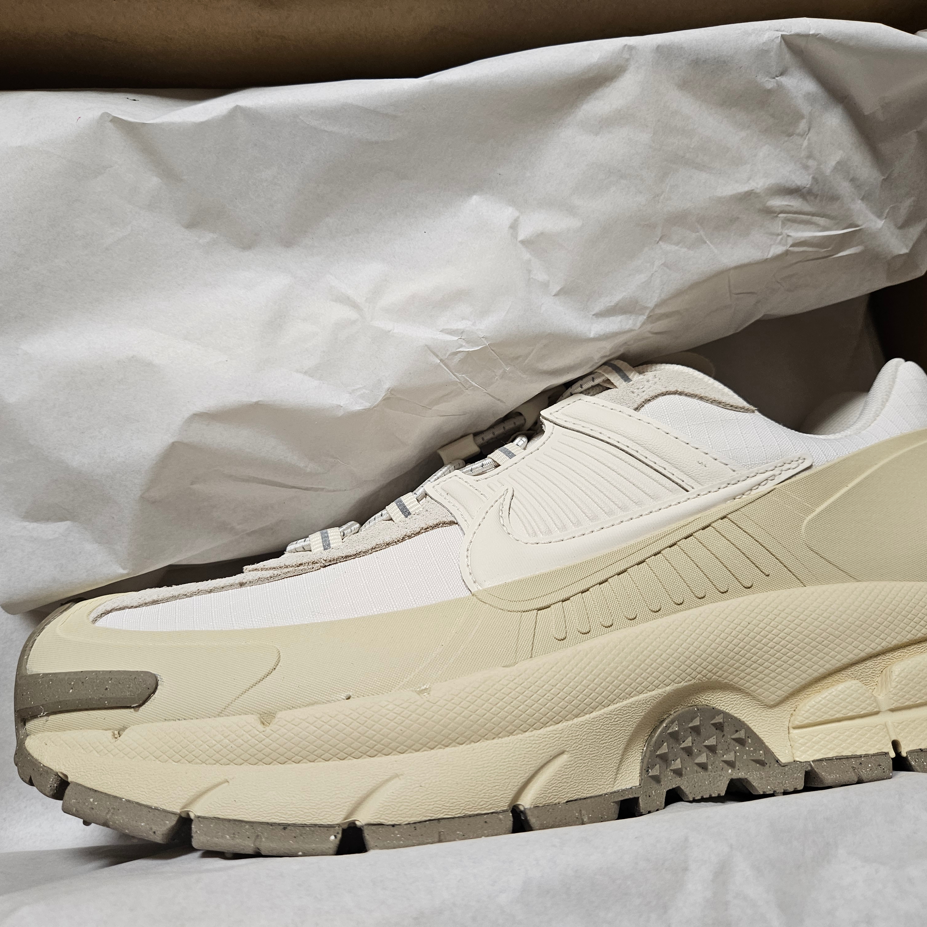 Nike Zoom Vomero Roam Pale Ivory Light Khaki 착용 스타일
