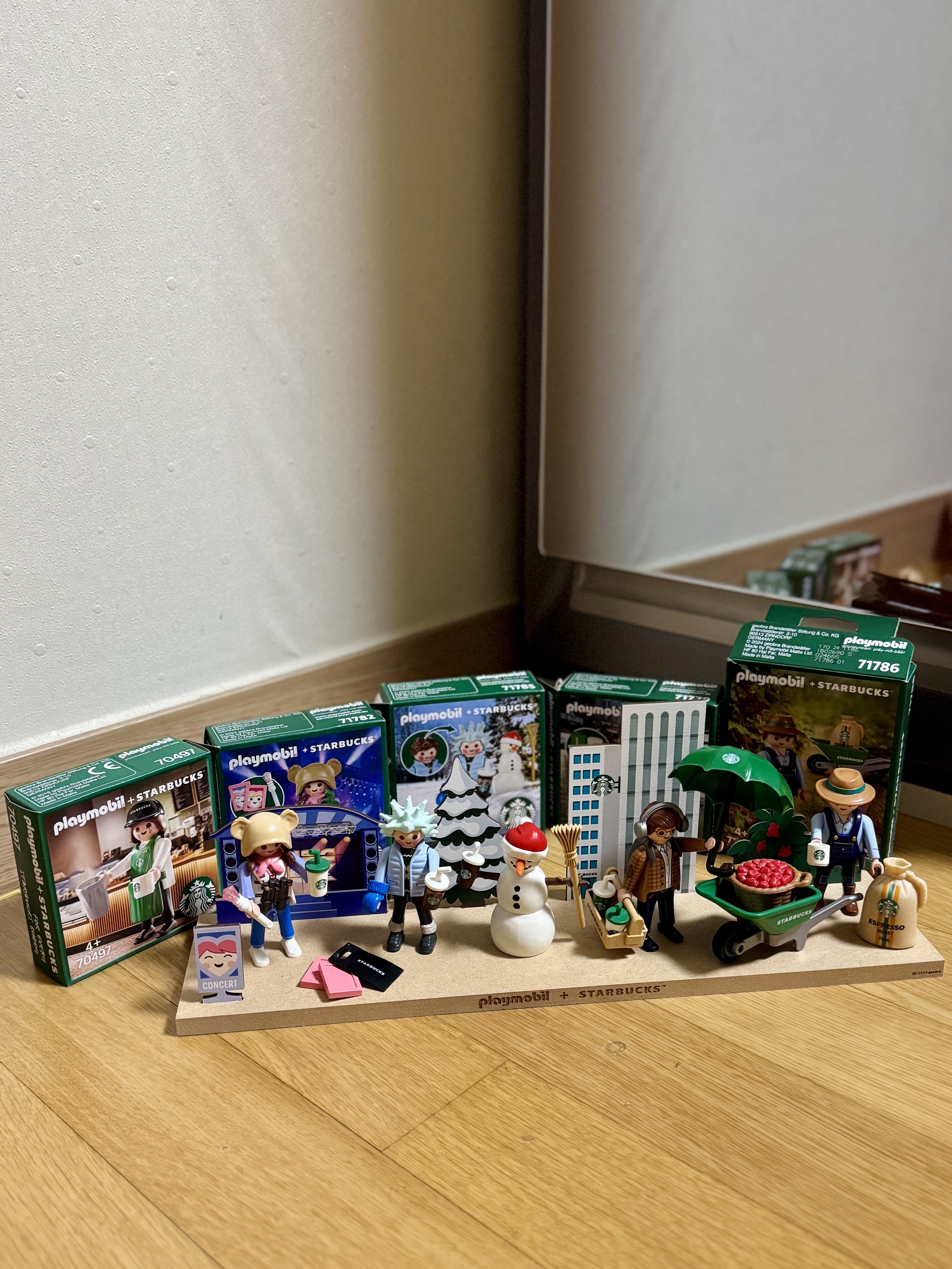 Starbucks x Playmobil Buddy Kim, Starbucks x Playmobil Buddy Ricky 착용 스타일