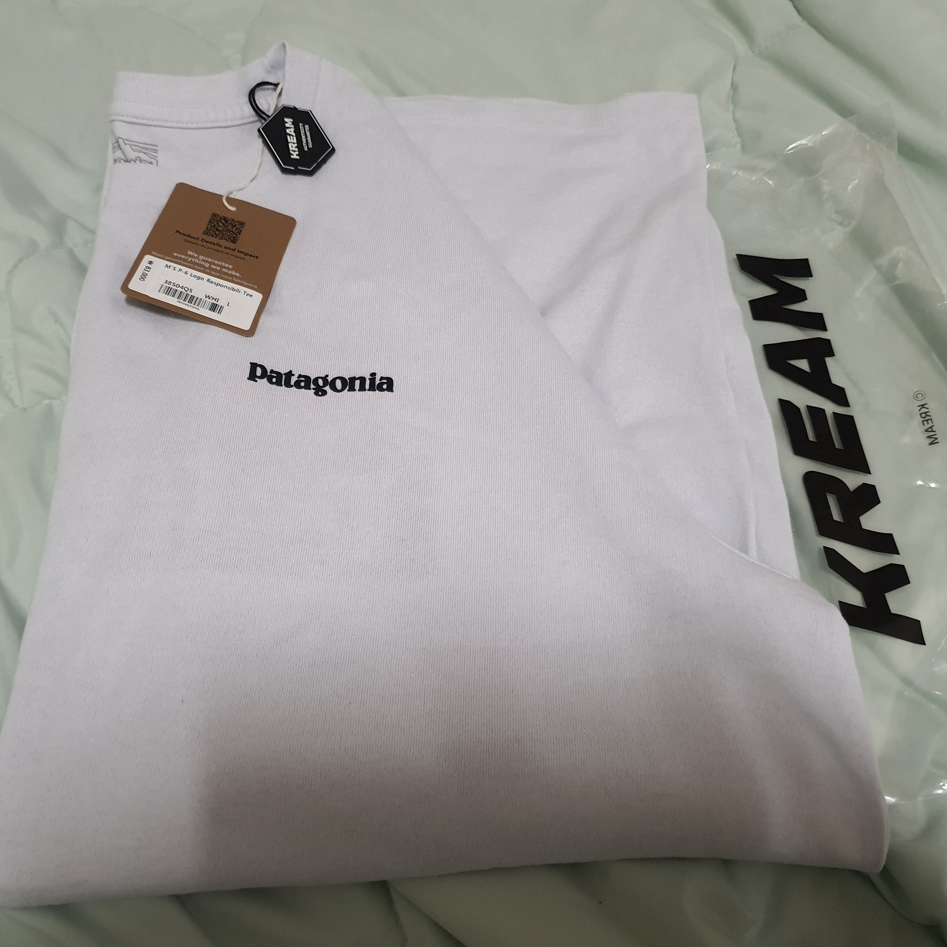 Patagonia P-6 Logo Responsibili-Tee S/S White 착용 스타일 - 1