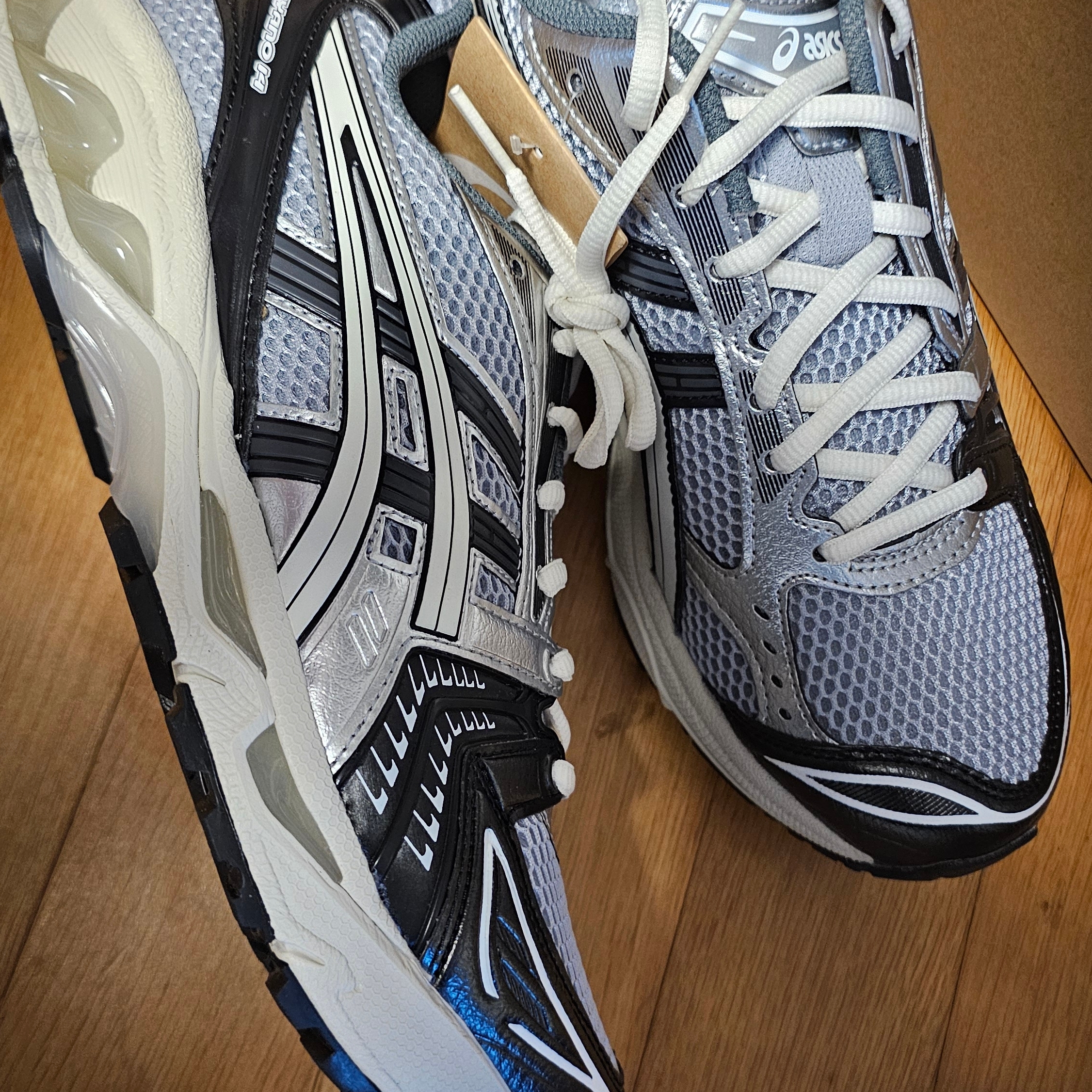 Asics Gel-Kayano 14 Black Glacier Grey 착용 스타일
