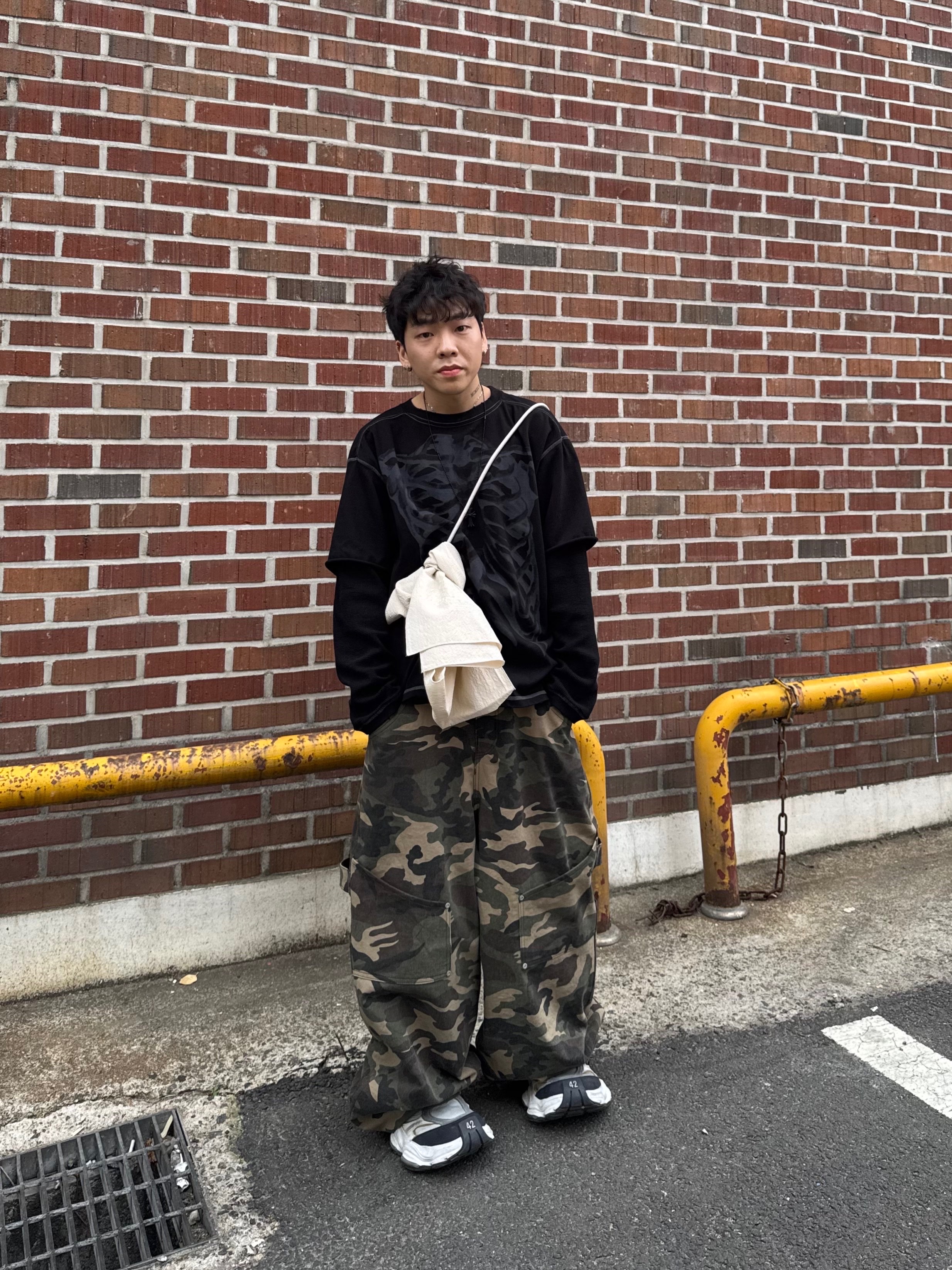Balenciaga Cargo Sneakers White Grey 착용 스타일 - 4