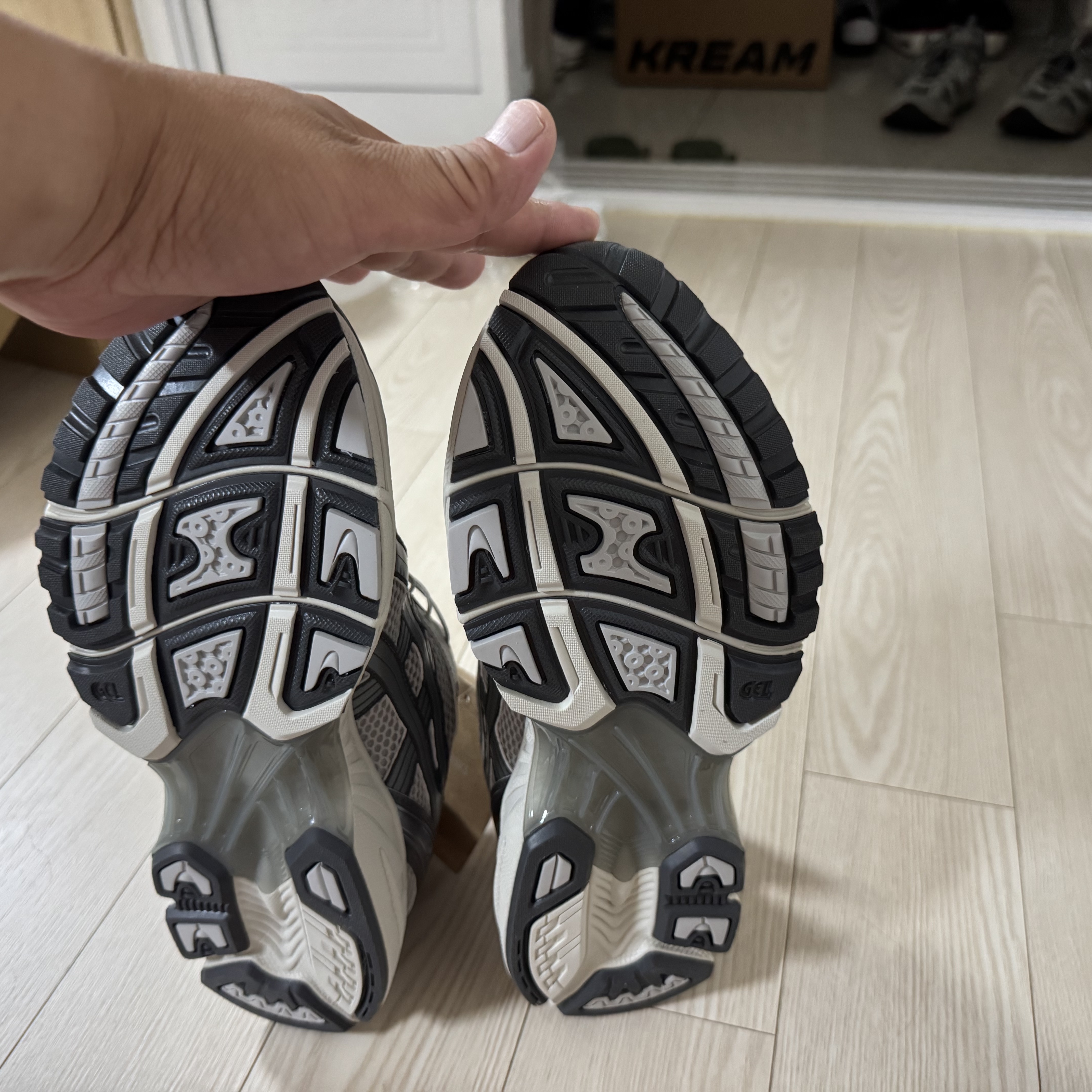 Asics Unlimited Gel-Kayano 14 Oyster Grey Clay Grey 착용 스타일 - 4