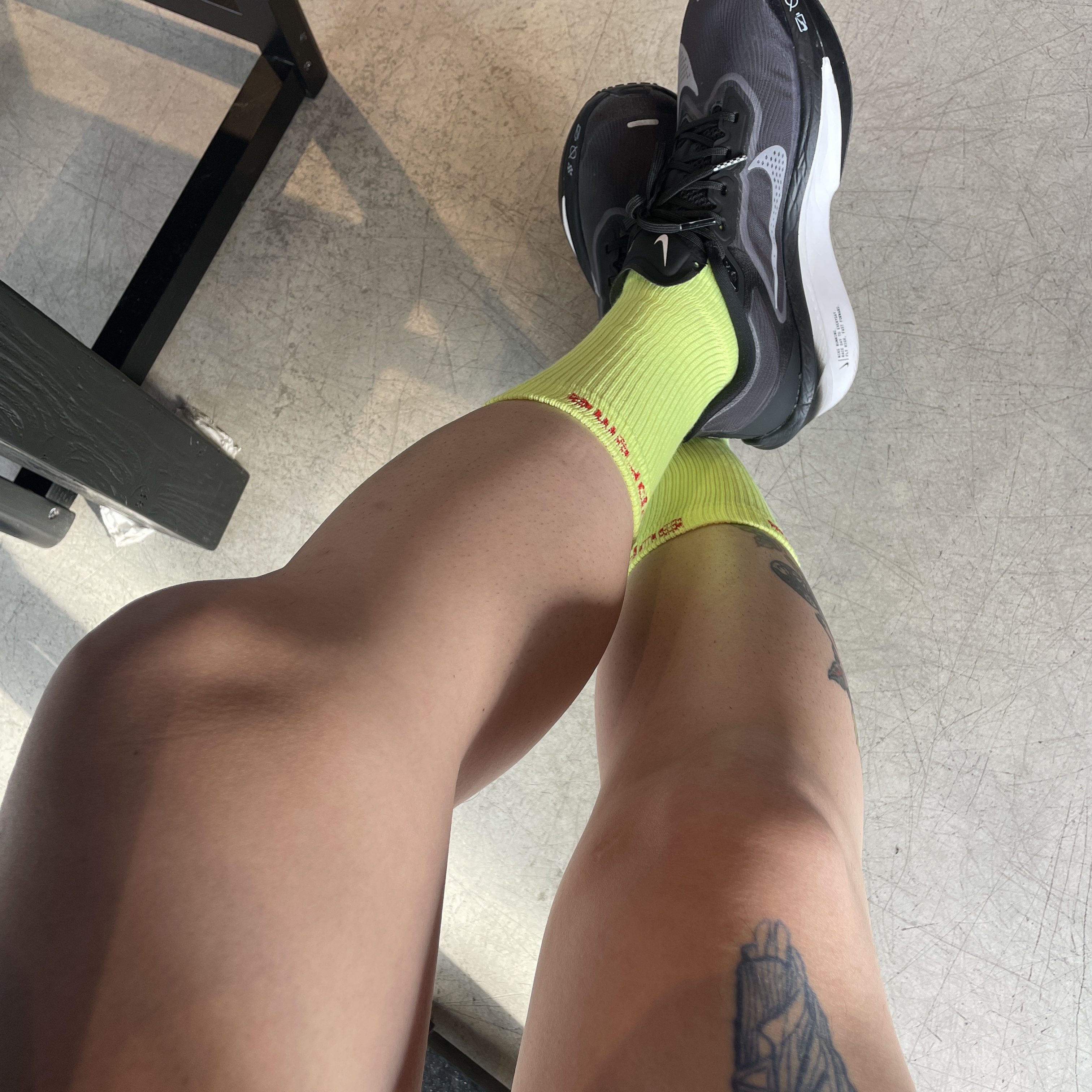 Supreme Hanes Crew Socks Fluorescent Yellow (4 Pack) 착용 스타일 - 2