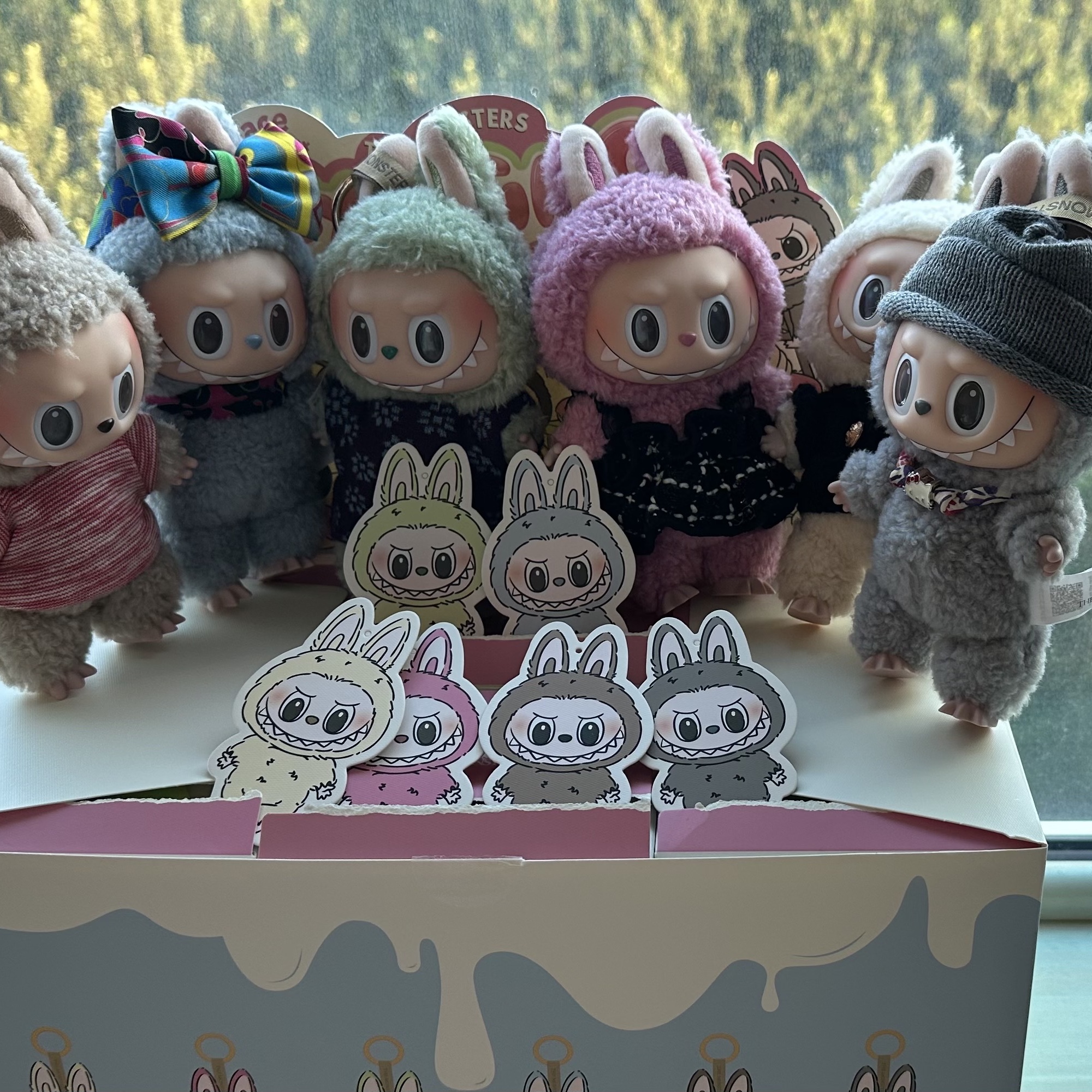 Pop Mart The Monsters Labubu Tasty Macarons Series Sealed Case (6 Blind Boxes) 착용 스타일 - 2