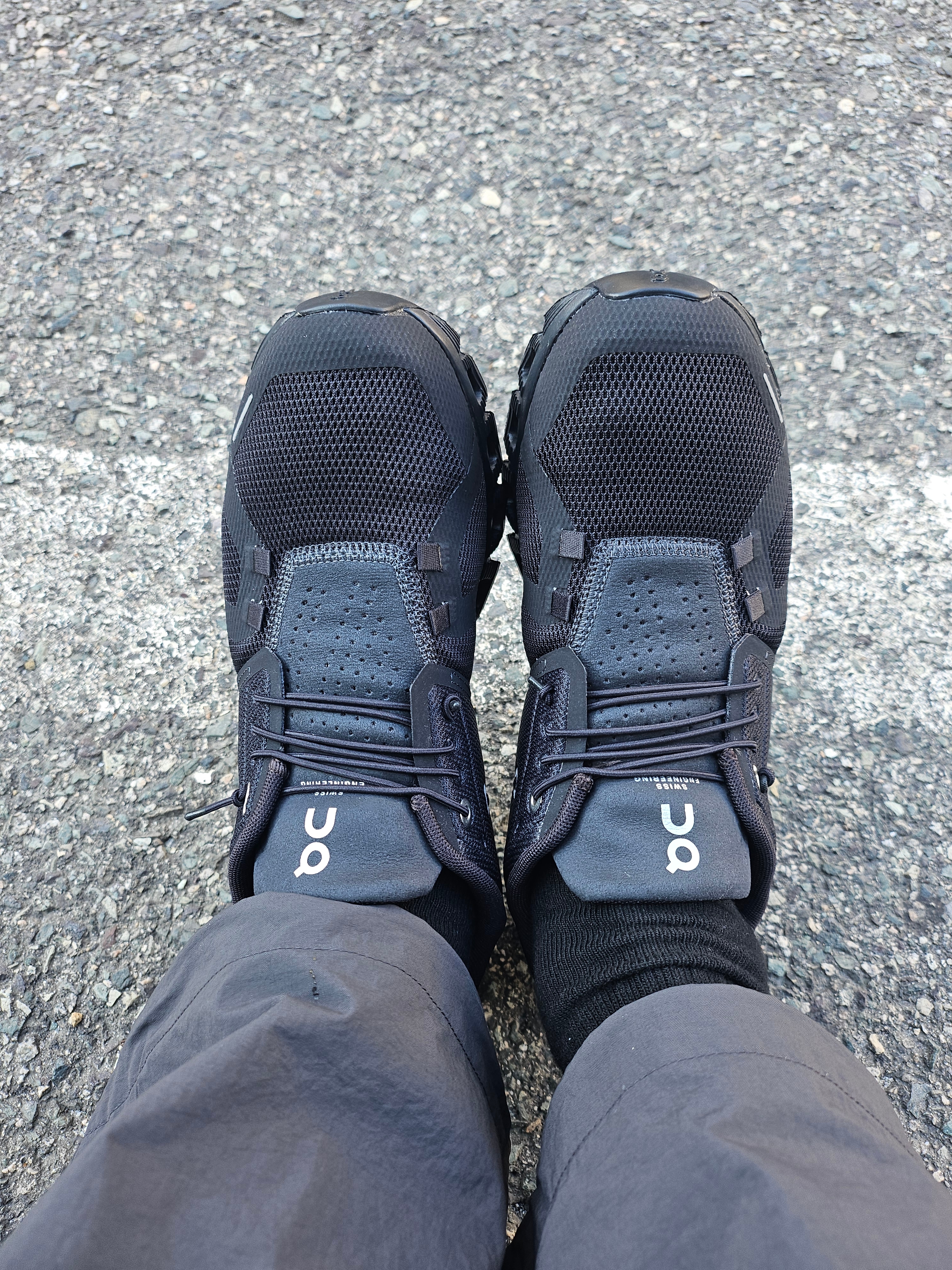 (W) On Running Cloud 5 All Black 착용 스타일 - 2